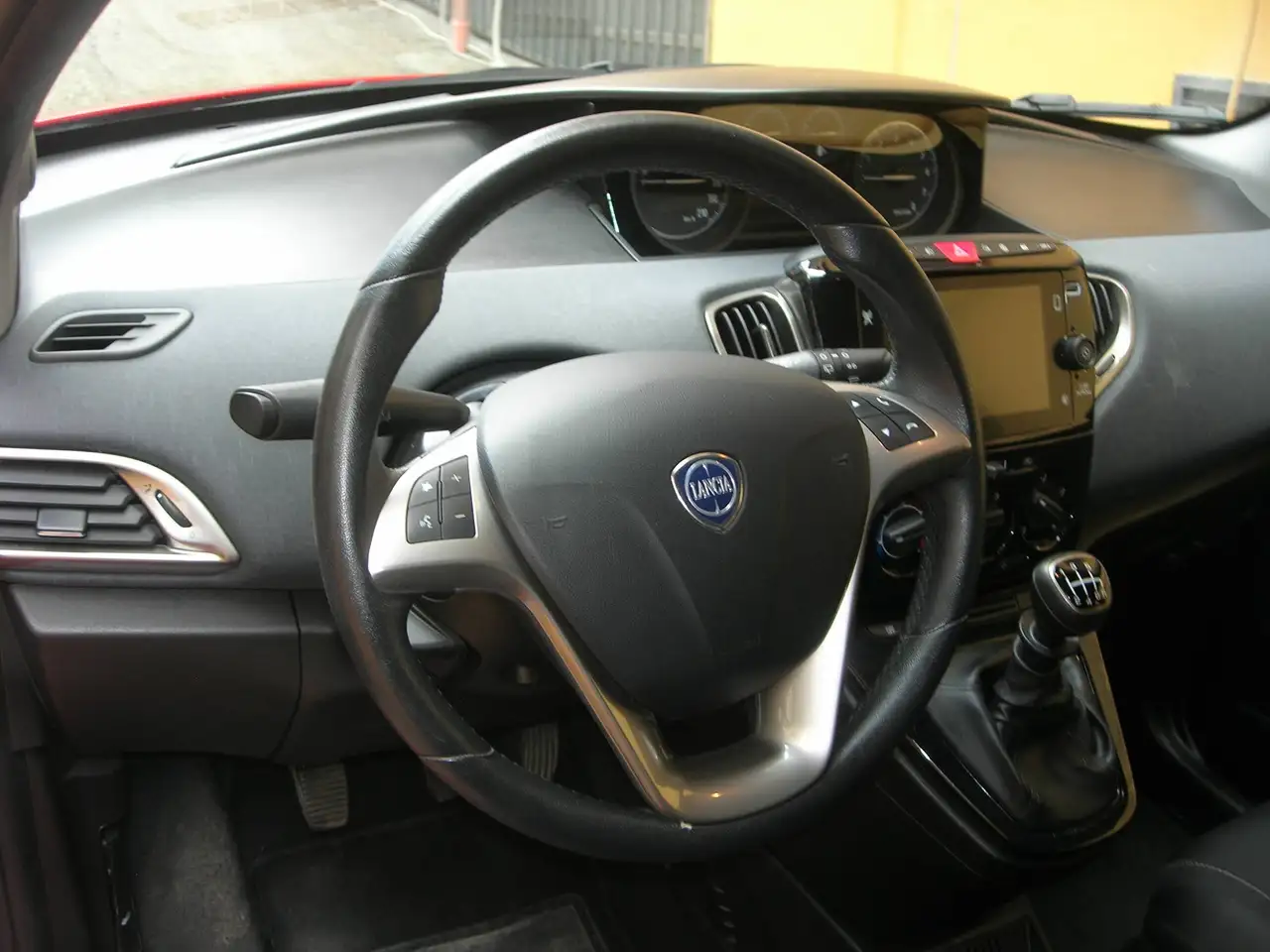Lancia Ypsilon 2023 — фото 12