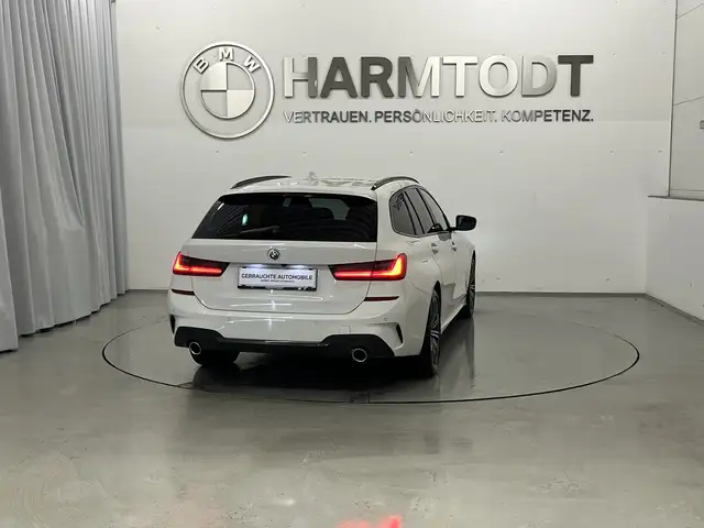 BMW 3 Series view 5