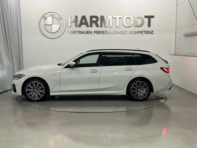 BMW 3 Series view 3
