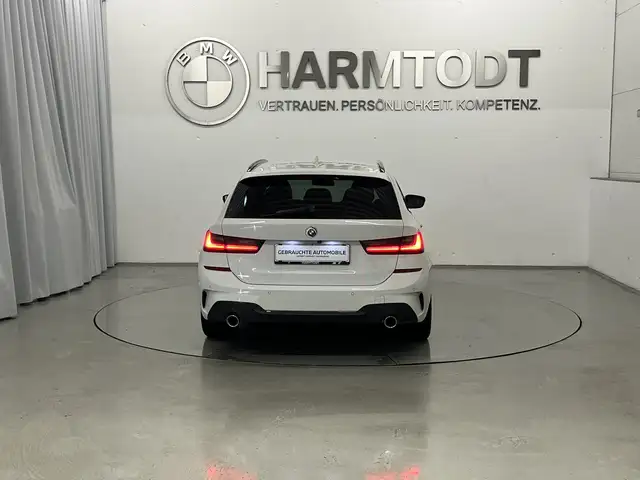 BMW 3 Series view 4