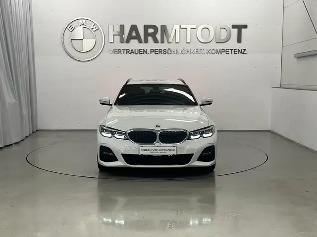 BMW 3 Series view 6