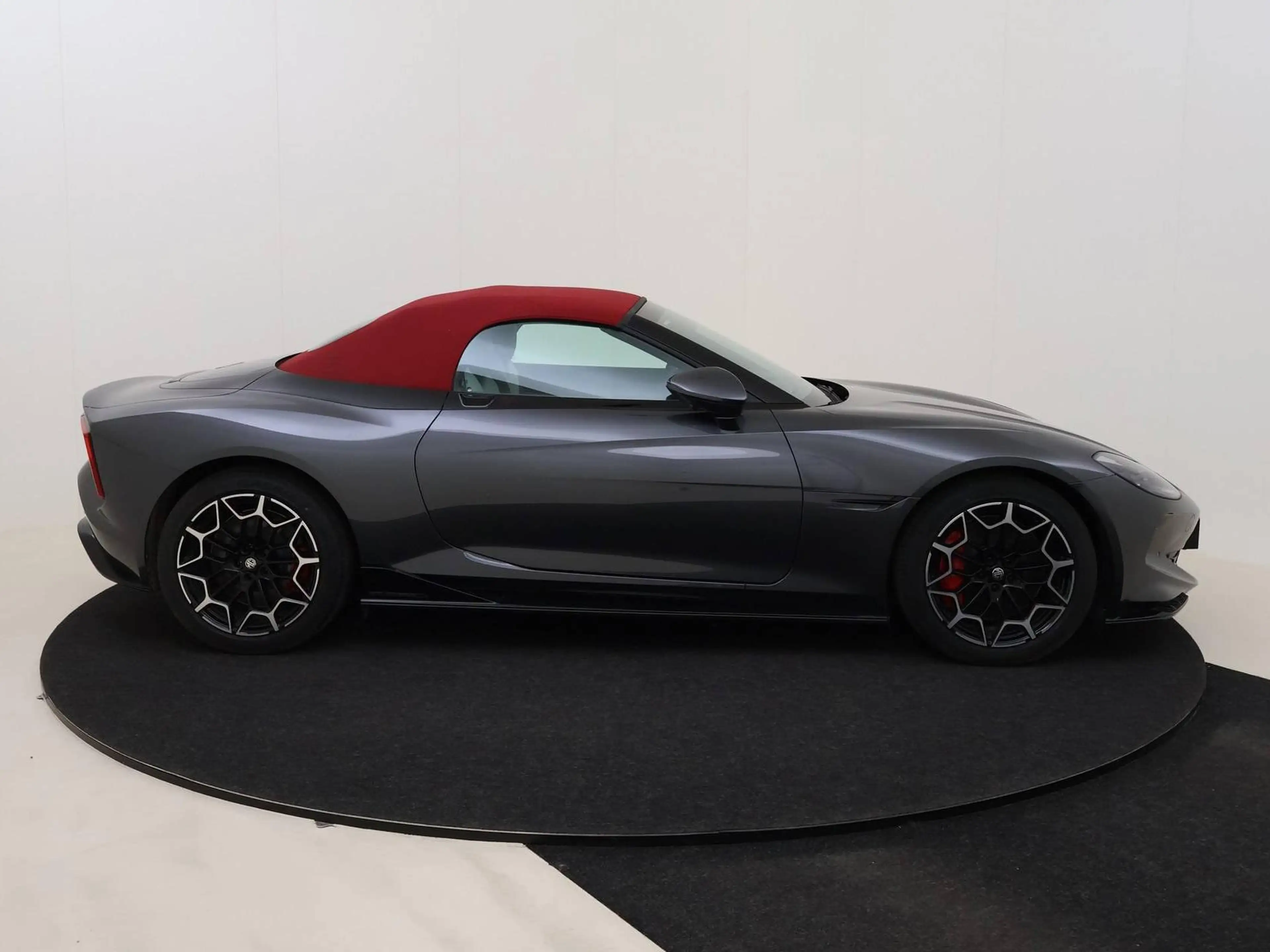 MG Cyberster Trophy Extended Range 77 kWh — photo 3