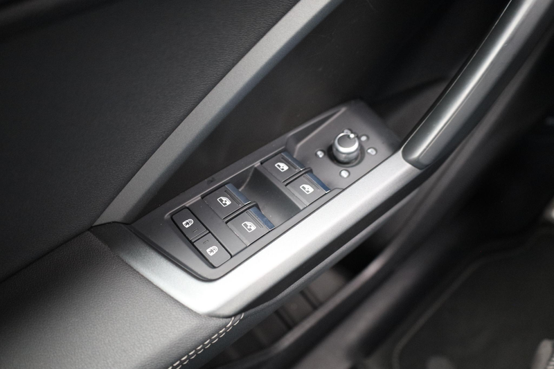 Audi Q3 45 TFSI e S edition |Gevlakt stuur |Sfeerverlichti — photo 46