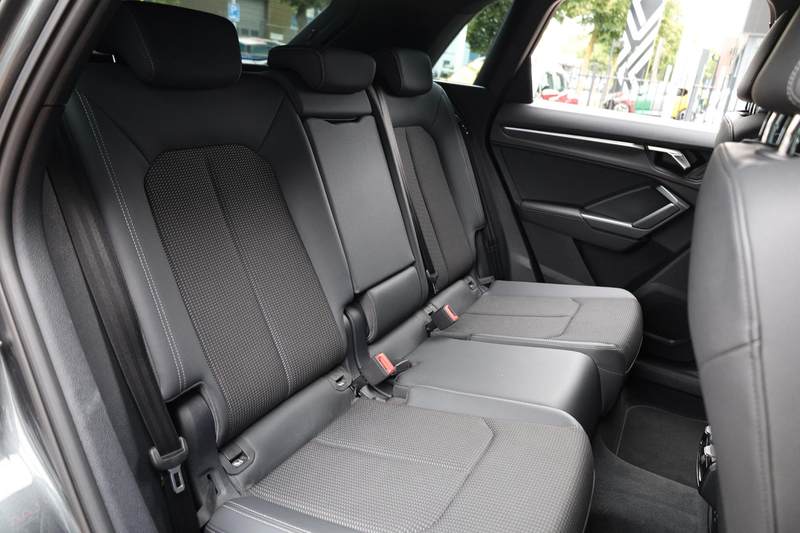 Audi Q3 45 TFSI e S edition |Gevlakt stuur |Sfeerverlichti — photo 42