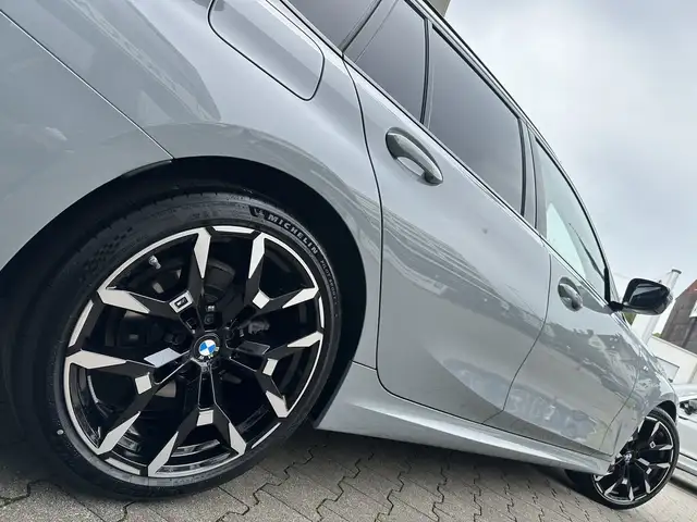 BMW 3 Series view 4