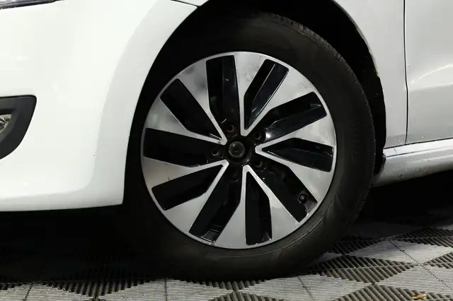 Volkswagen Polo view 4