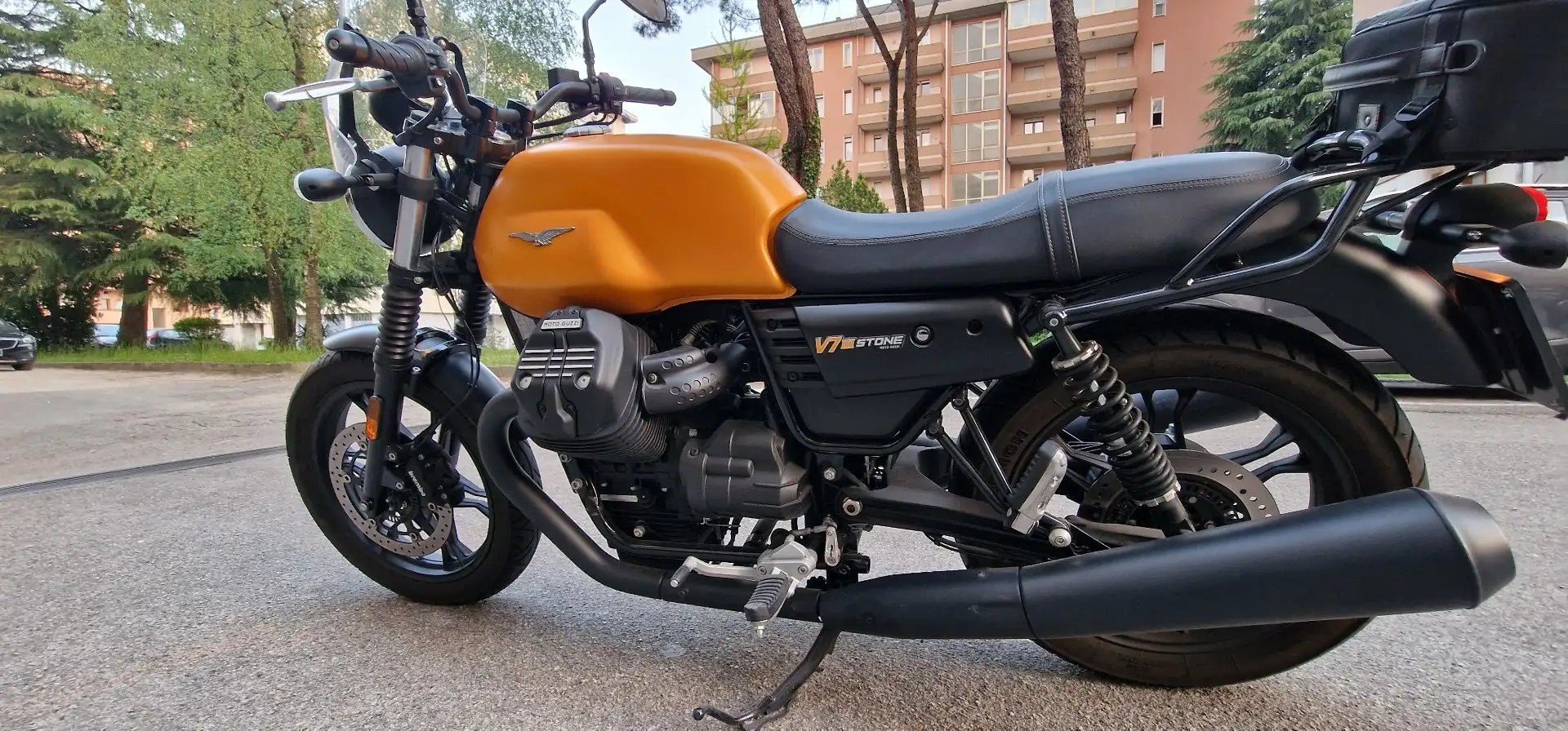 Moto Guzzi V 7 Stone Giallo - 1