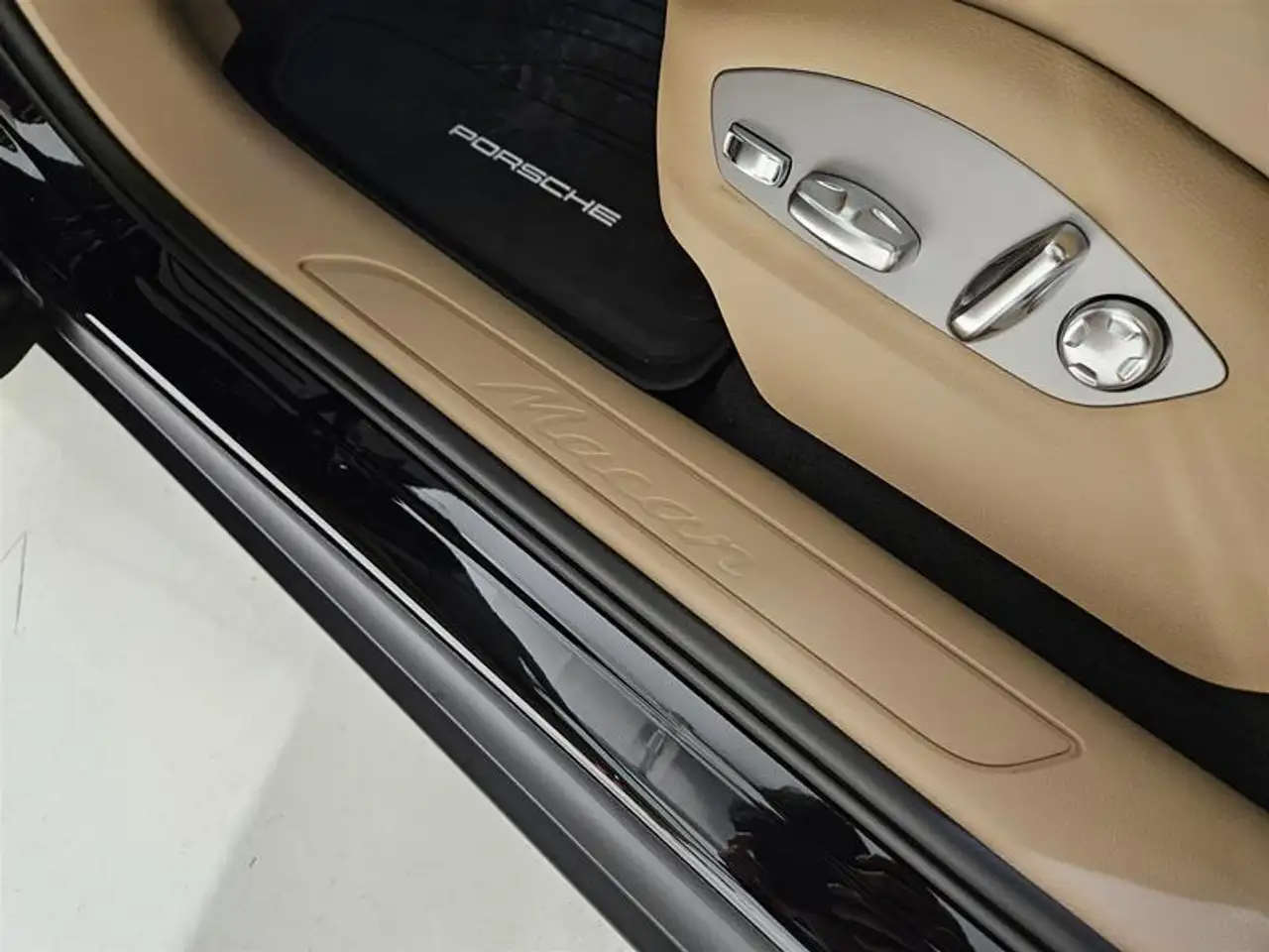 Porsche Macan photo Porsche Macan