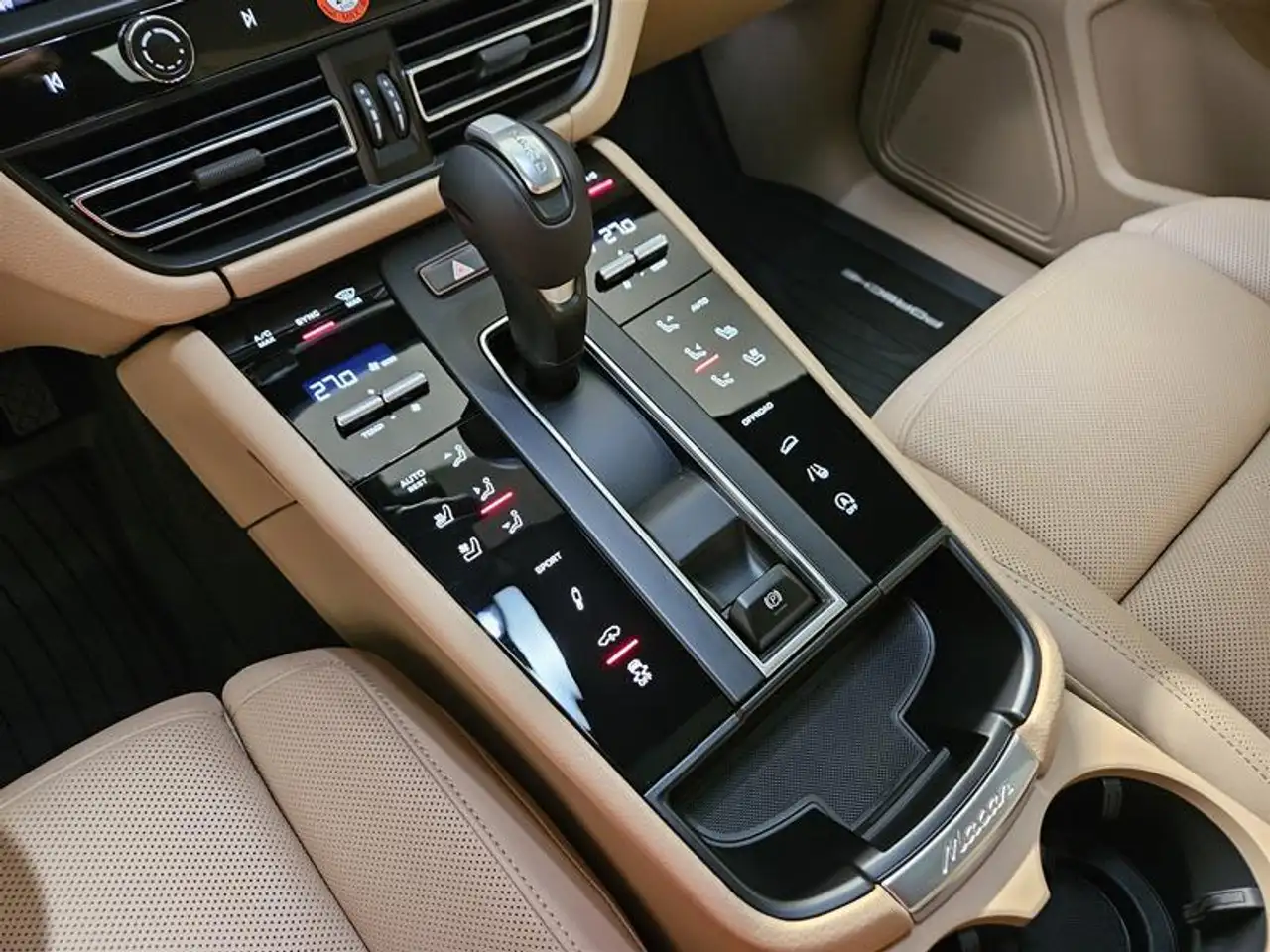 Porsche Macan photo Porsche Macan