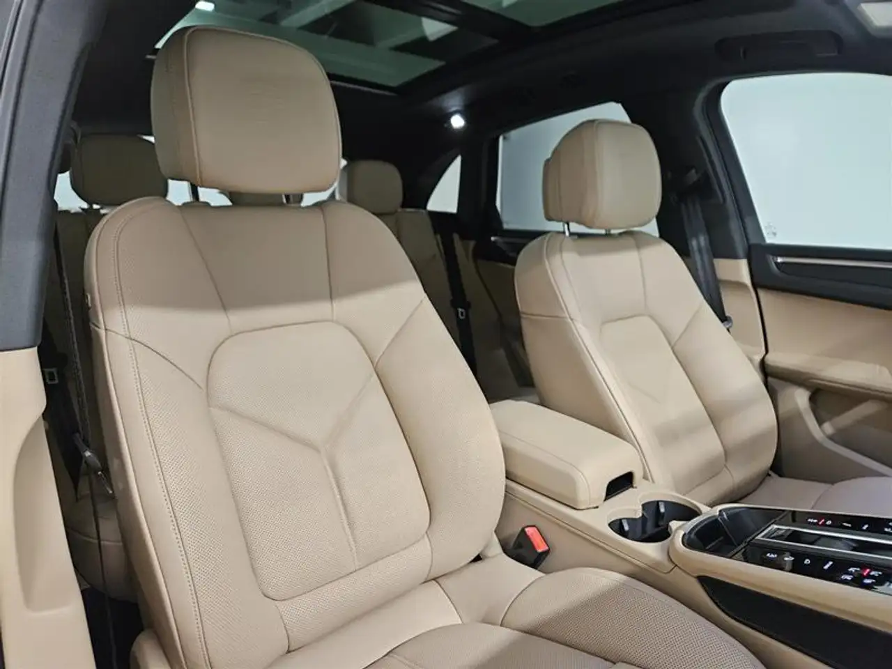 Porsche Macan photo Porsche Macan