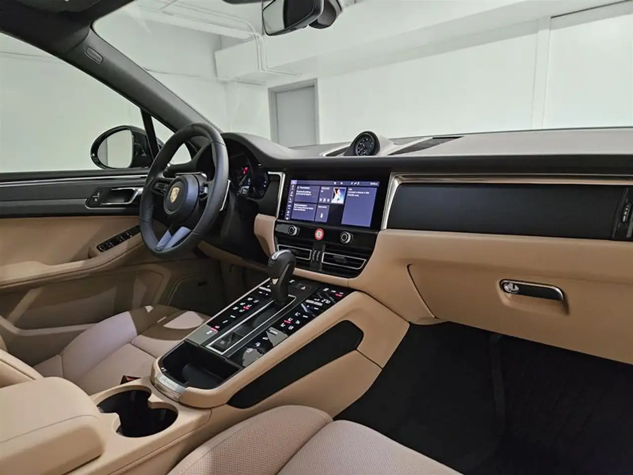 Porsche Macan photo Porsche Macan