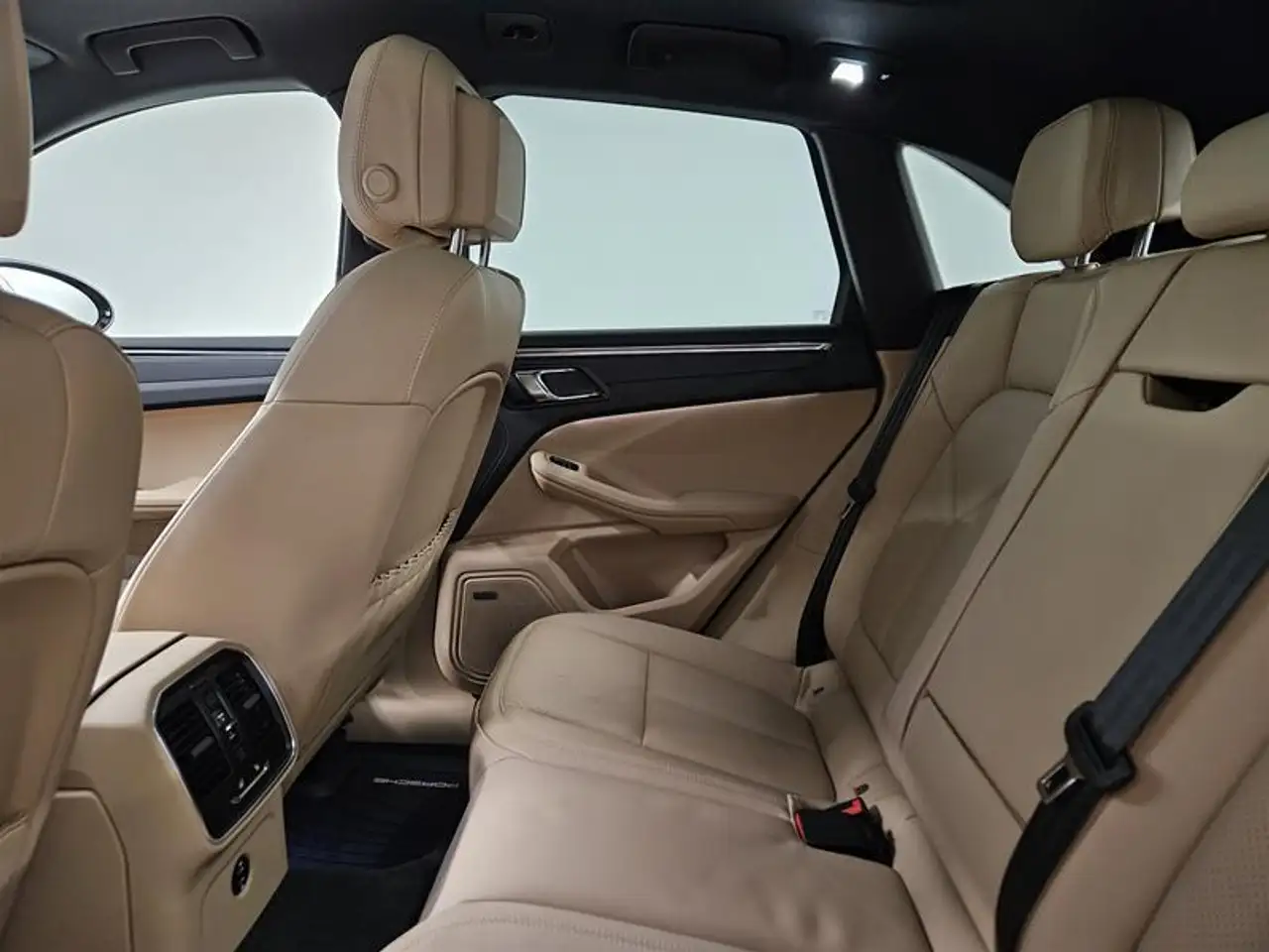 Porsche Macan photo Porsche Macan