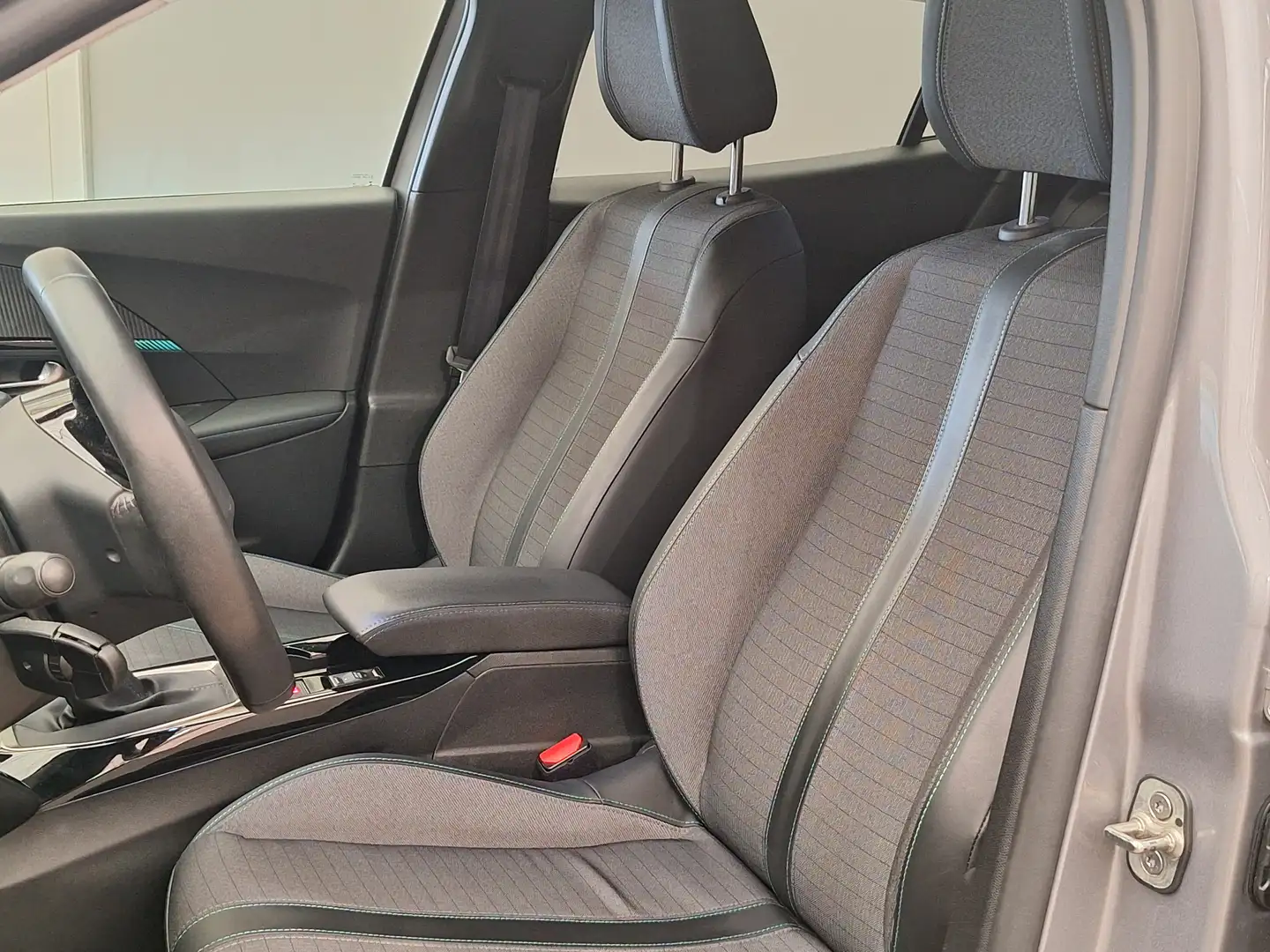 Peugeot 2008 1.2 PureTech Allure Pack Navigatie | Stoelverwarmi Grijs - 2
