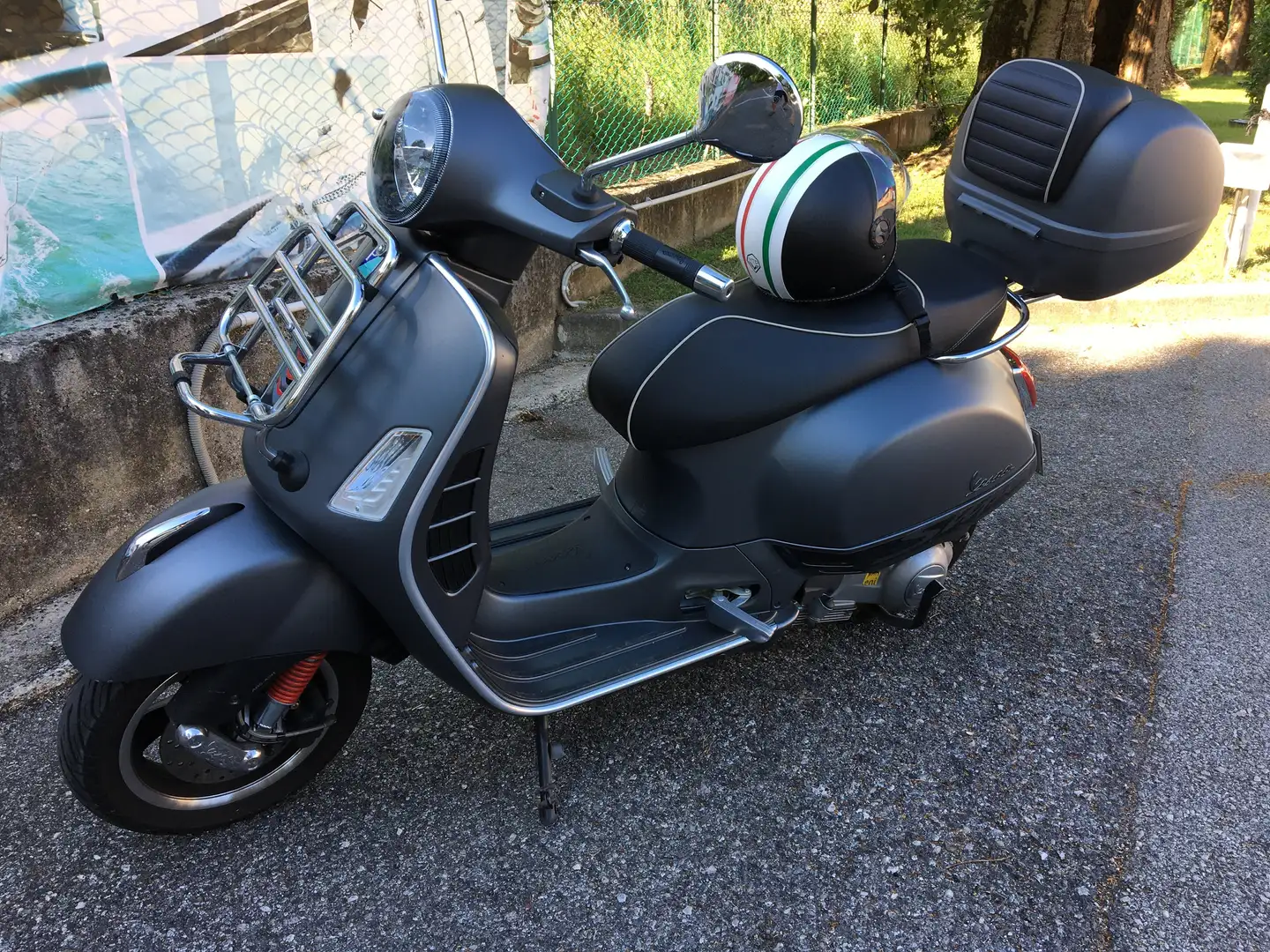 Vespa GTS 300 Grijs - 1