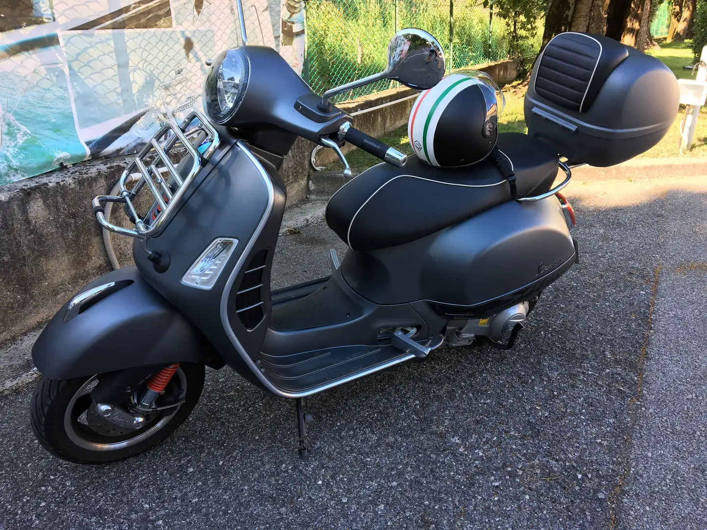 Vespa GTS 300 Grijs - 2