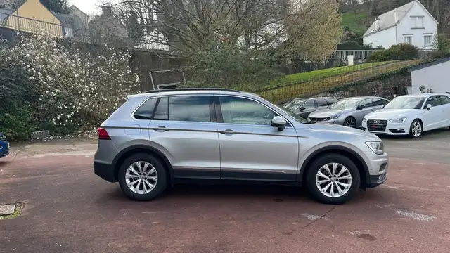 Volkswagen Tiguan view 4