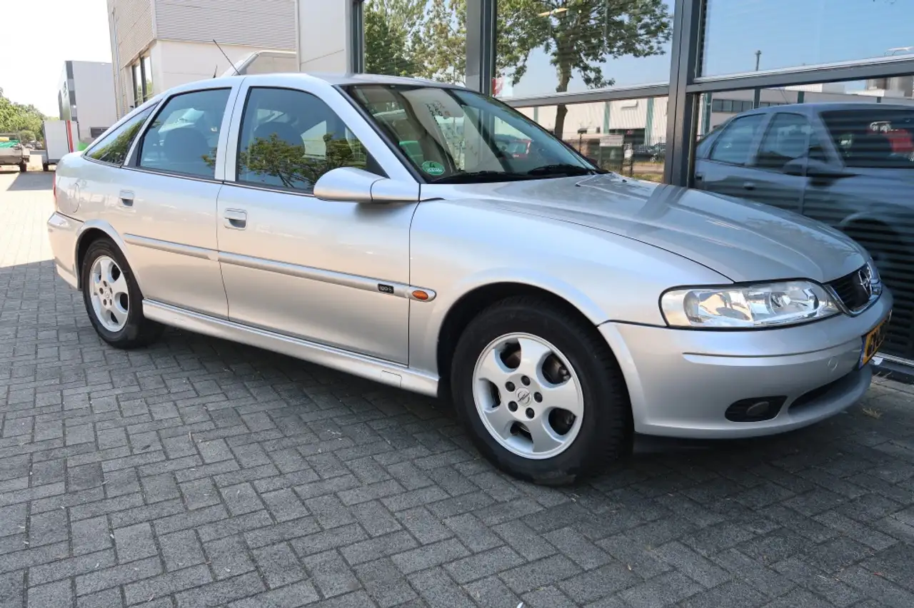 Opel Vectra 1.6-16V Diamond 100 Edition (Unieke auto, unieke k, foto 3