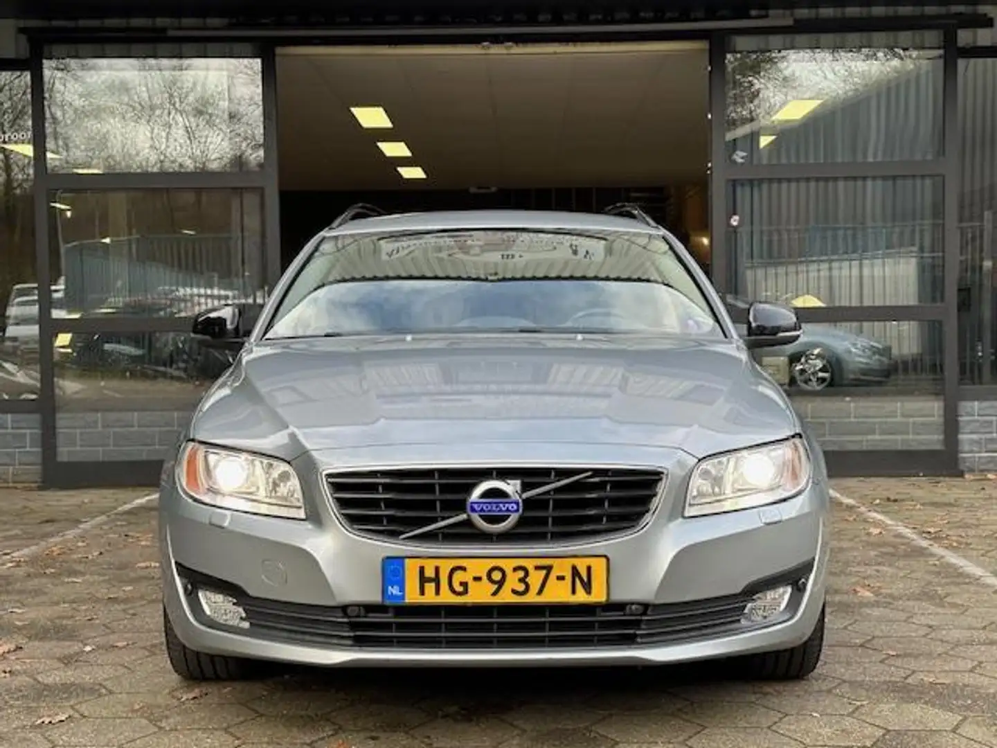 Volvo V70 2.0 D4 Dynamic Edition / 2015 / Navi / Stoelverwar Grijs - 2