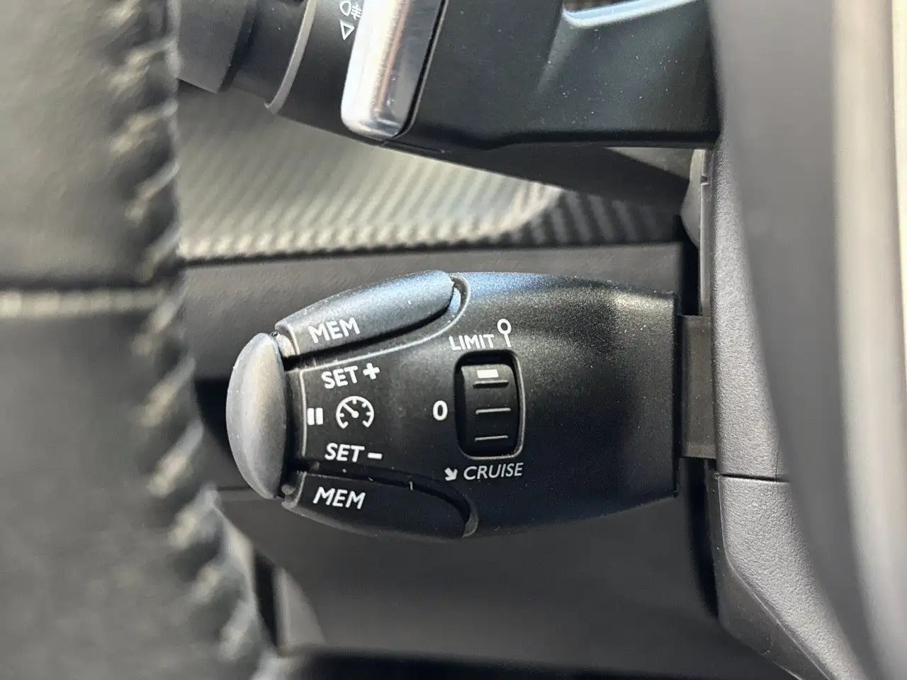 Peugeot 2008 PureTech 130 EAT8 Allure Pack S/S aut., миниатюра 15