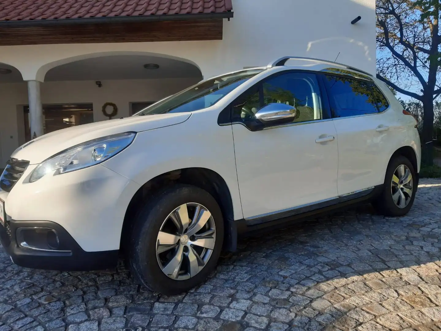 Peugeot 2008 2008 1,6 e-HDi 92 FAP Allure Allure Weiß - 1