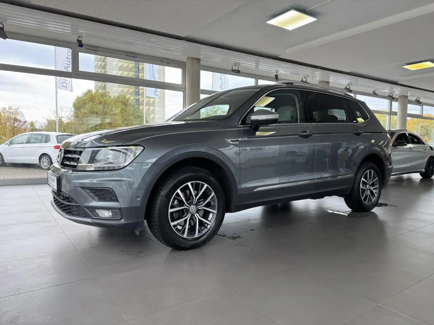 Volkswagen Tiguan Allspace Comfor. 2.0 TDI DSG NAVI 7 Si BT Klima Navi Grijs - 2