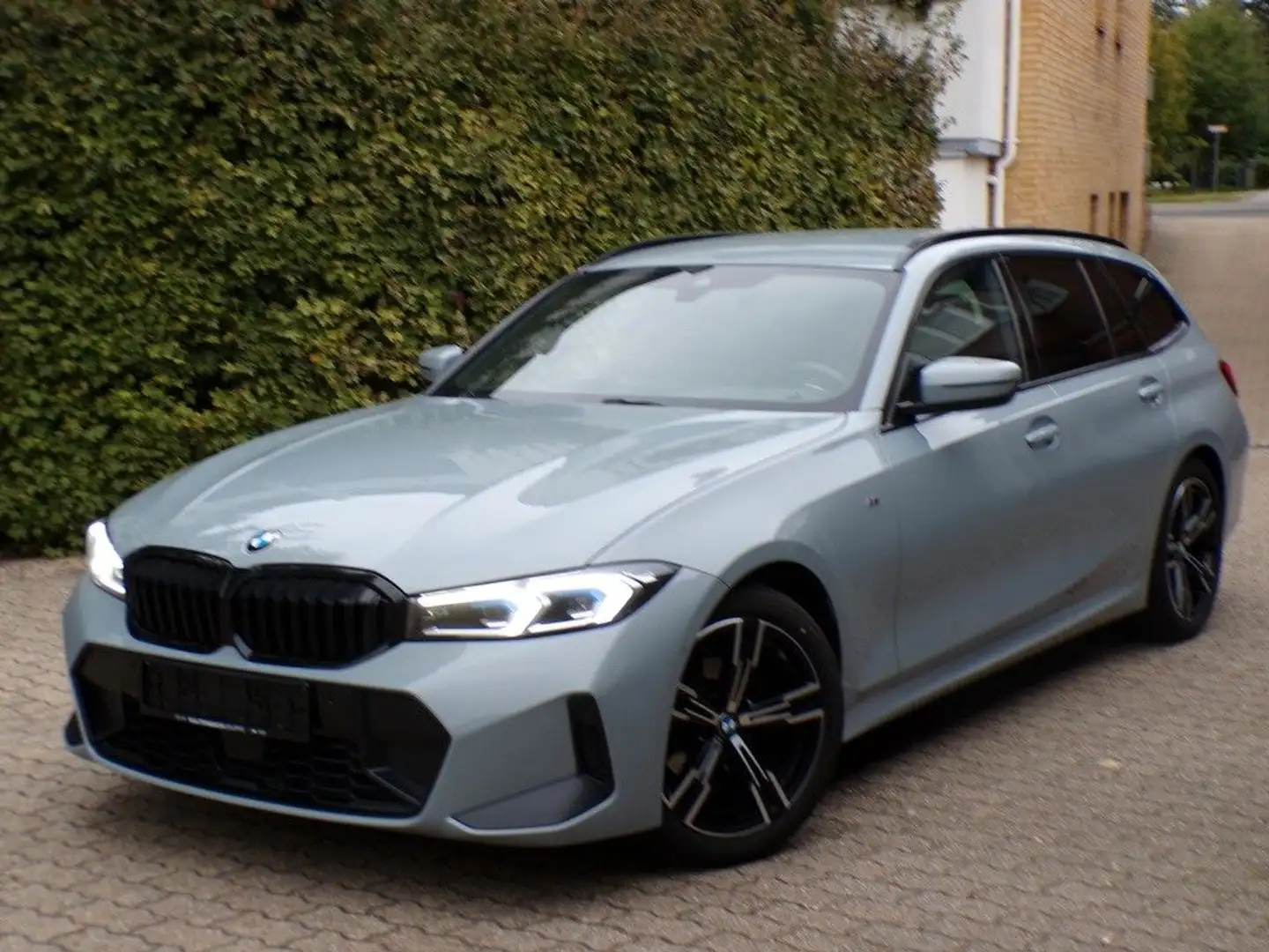 BMW 318 i M Sport/Laser/Kamera/Widescreen/H&K/ACC Grijs - 1