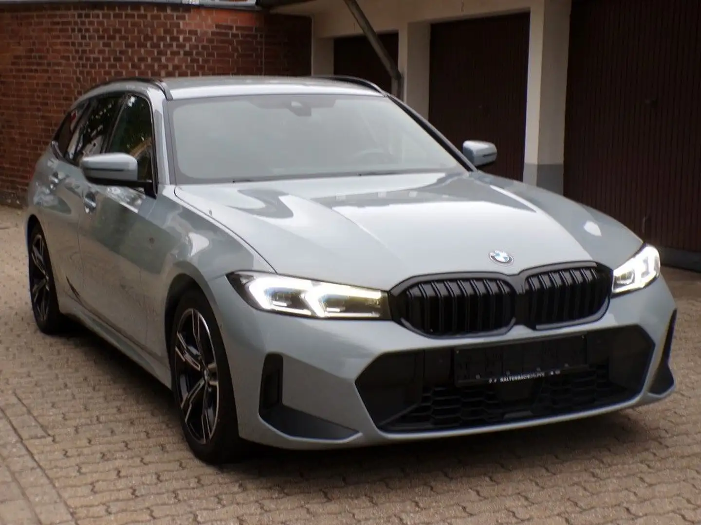 BMW 318 i M Sport/Laser/Kamera/Widescreen/H&K/ACC Grijs - 2