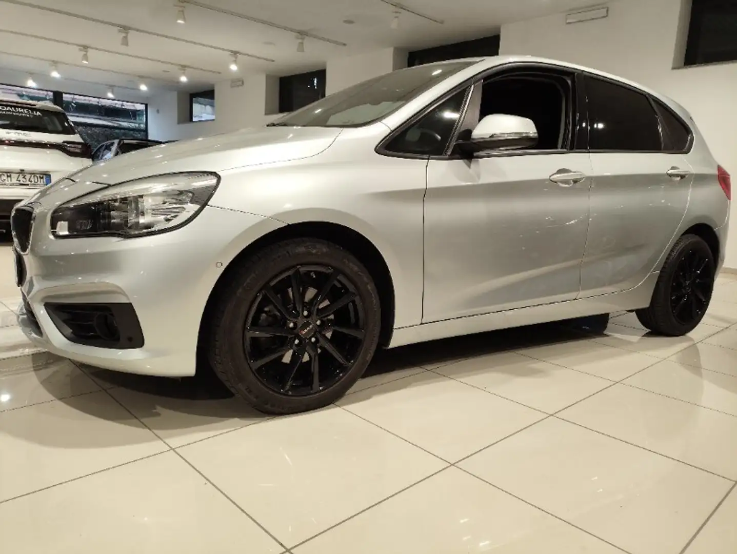 BMW 218 i Active Tourer Advantage Silber - 2