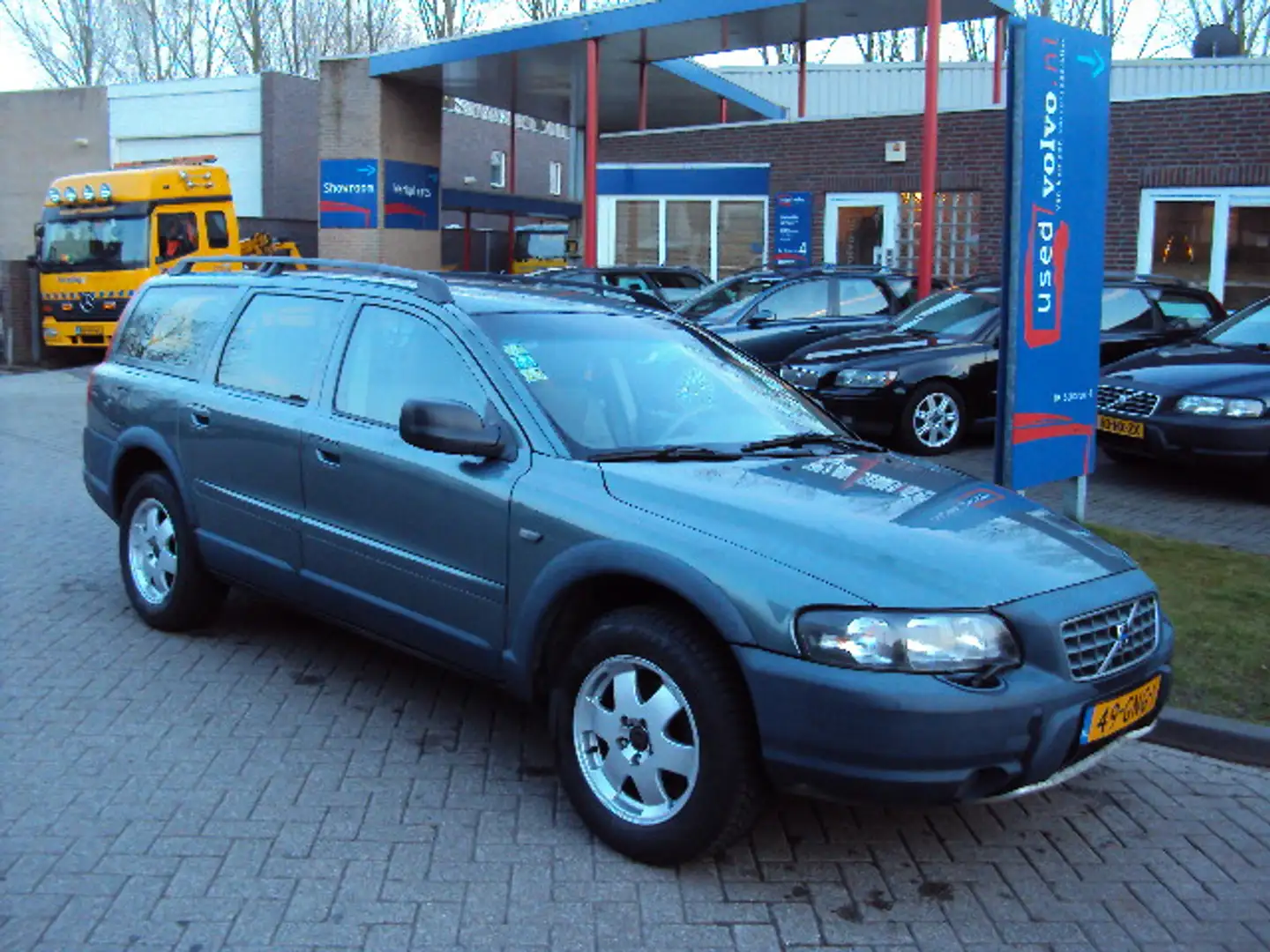 Volvo XC70 2.4T 200PK 2WD Nieuwe Distributieriem. Groen - 1