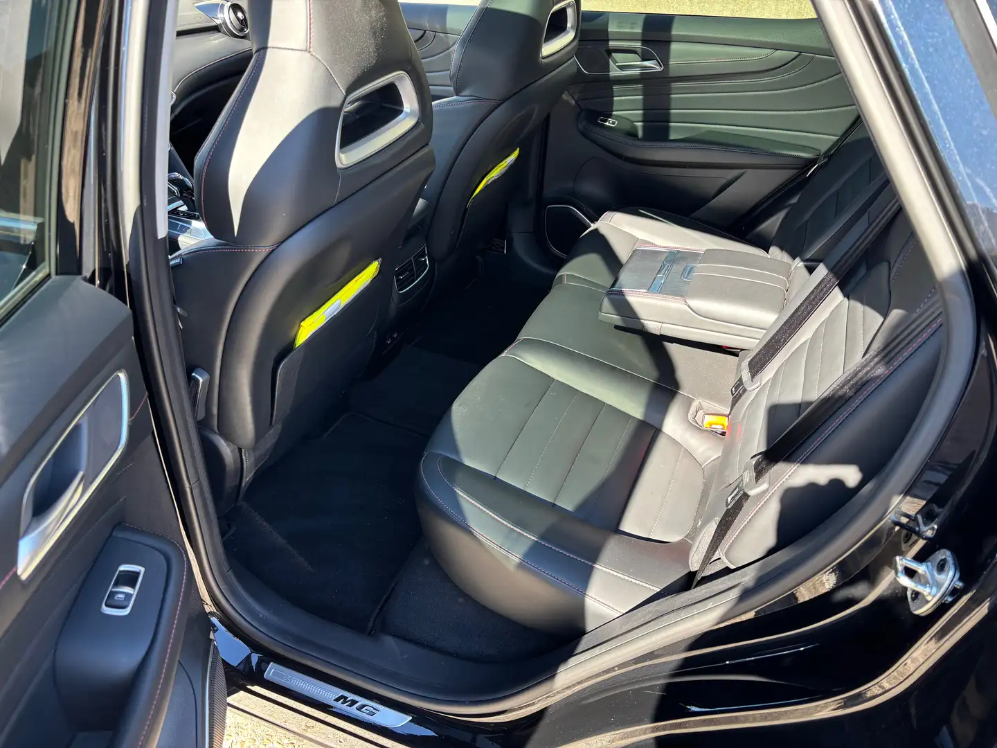 MG EHS EHS PHEV Luxury Zwart - 2