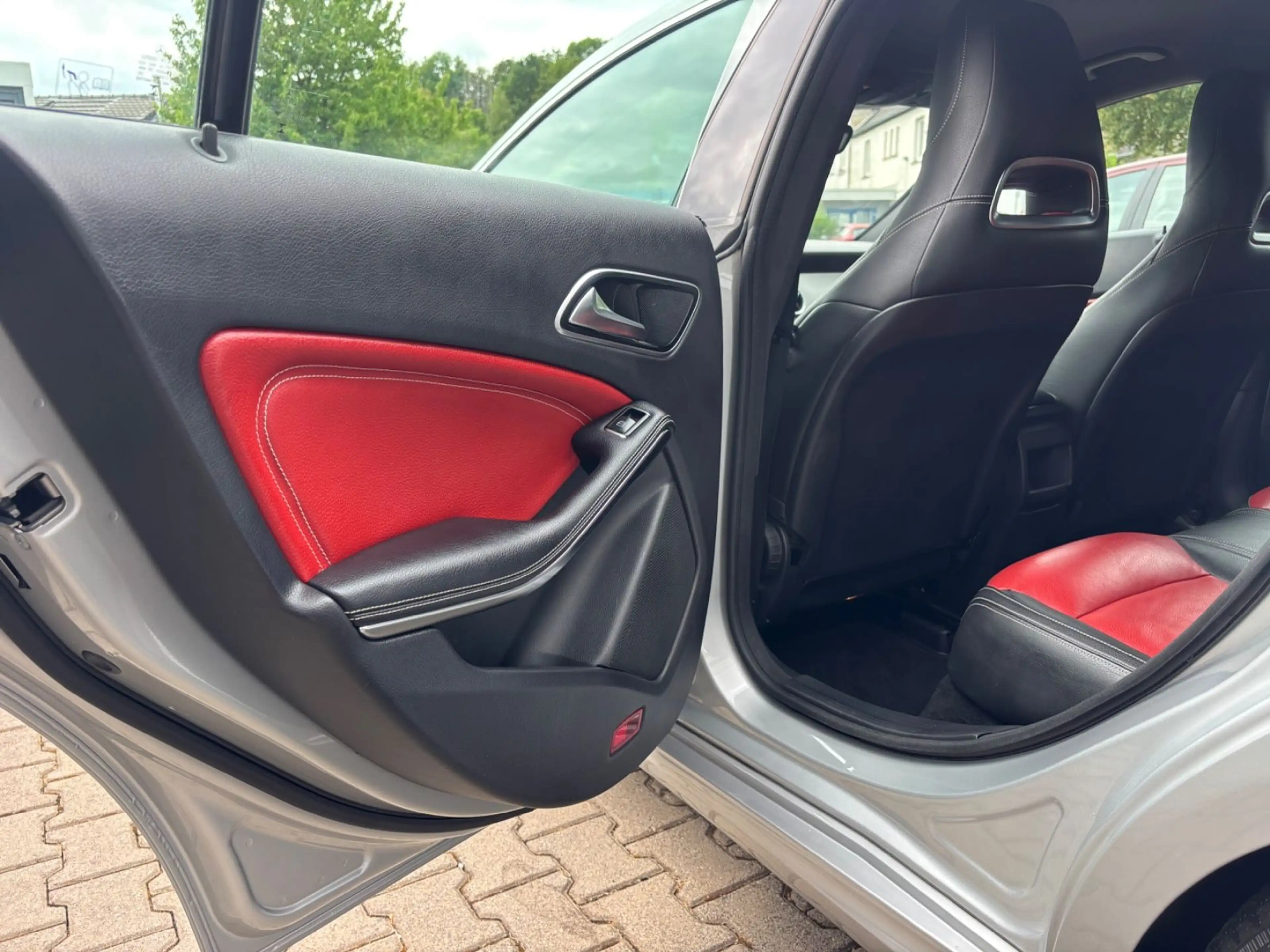 Mercedes-Benz CLA 200 *LEDER*AHK*AUTOM.*TÜV NEU* — photo 11