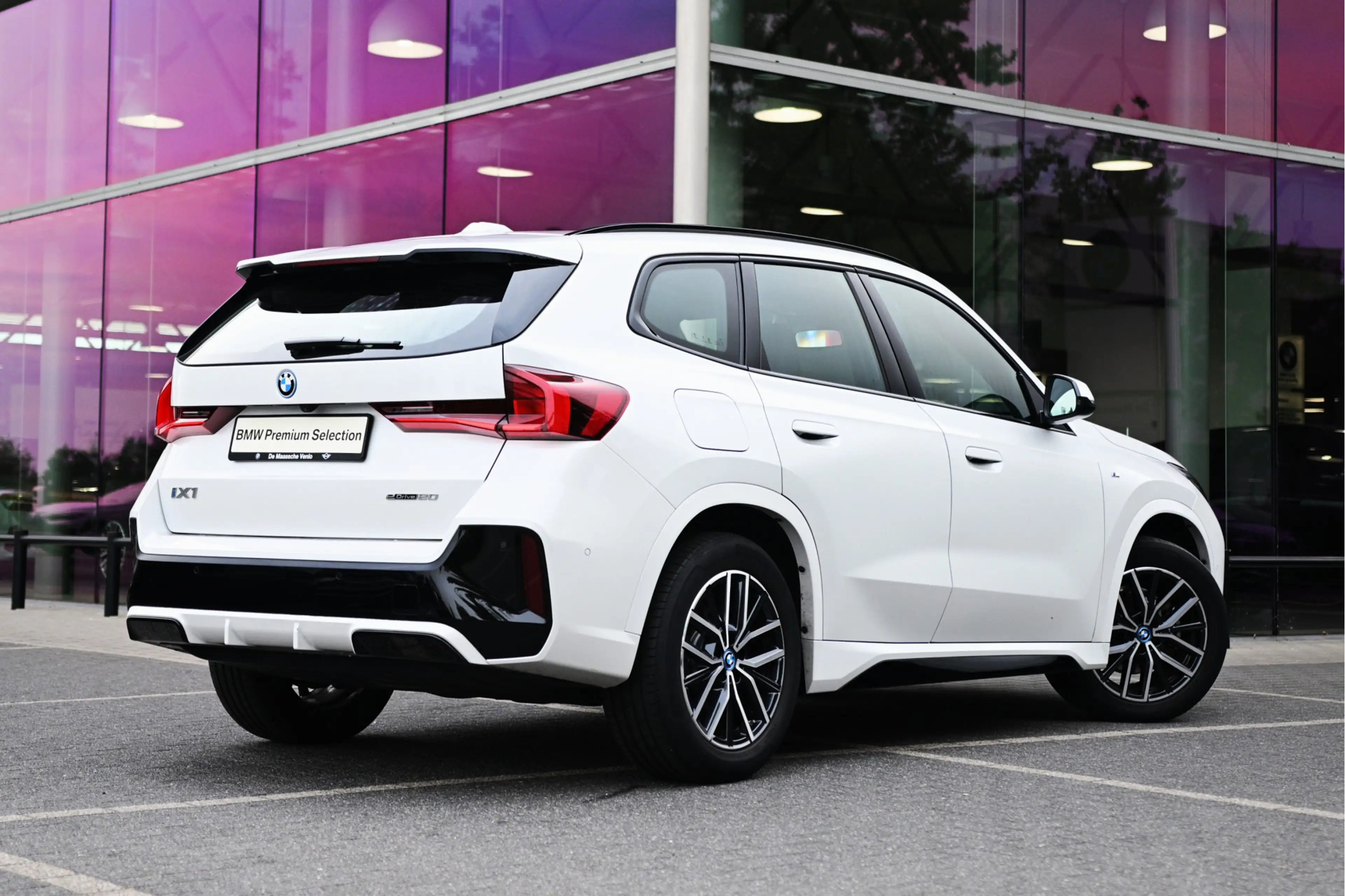BMW iX1 eDrive20 M Sport / Sportstoelen / Achteruitrijcame — photo 2