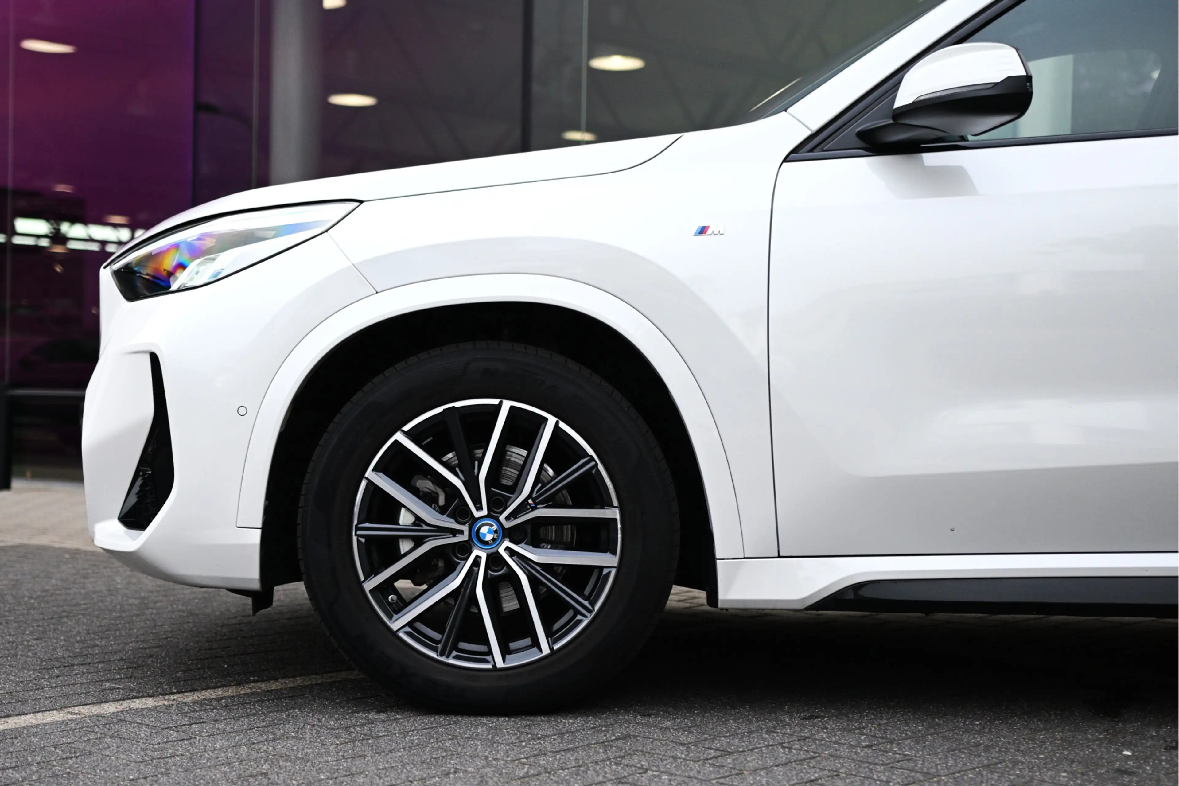 BMW iX1 eDrive20 M Sport / Sportstoelen / Achteruitrijcame — photo 15