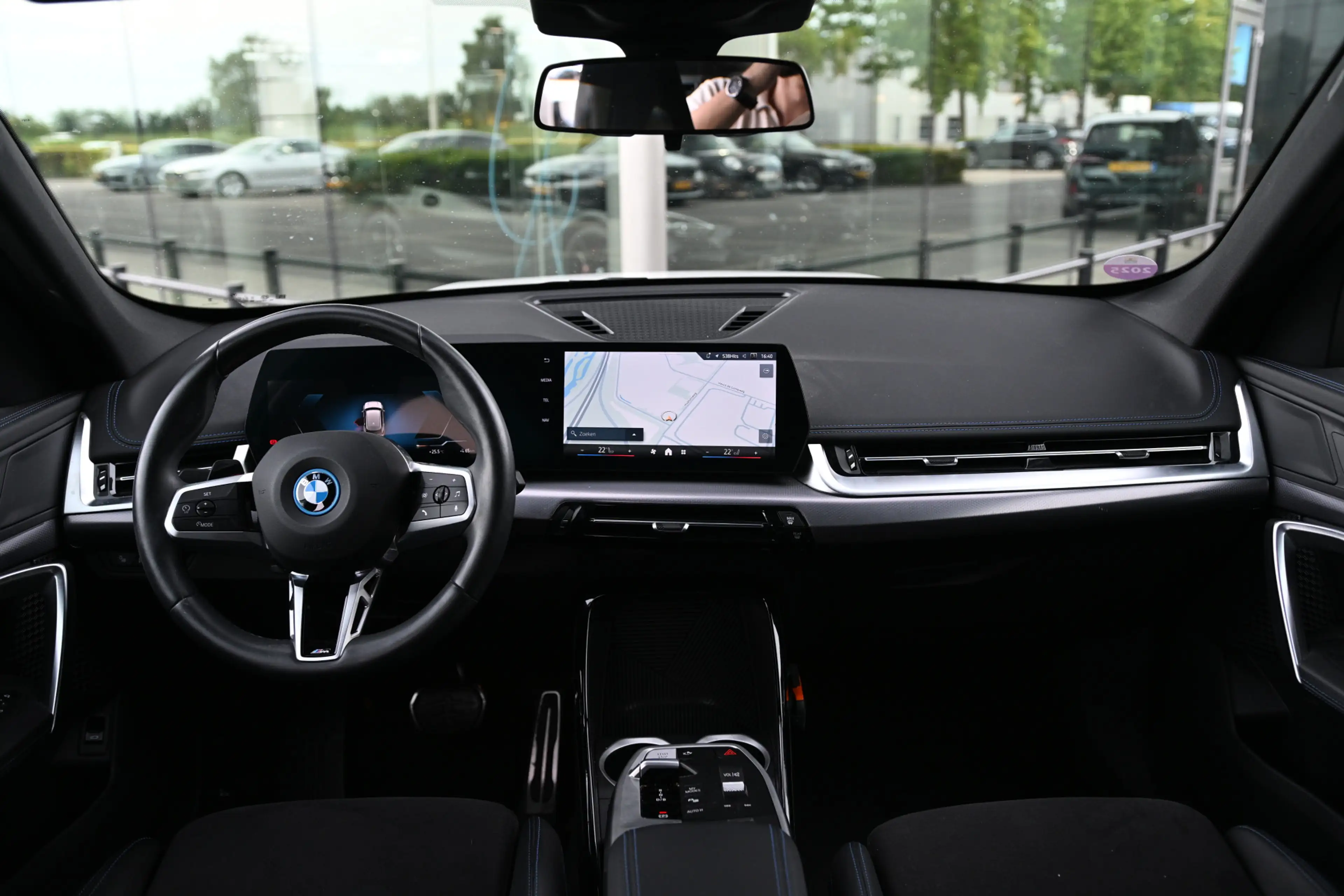 BMW iX1 eDrive20 M Sport / Sportstoelen / Achteruitrijcame — photo 3