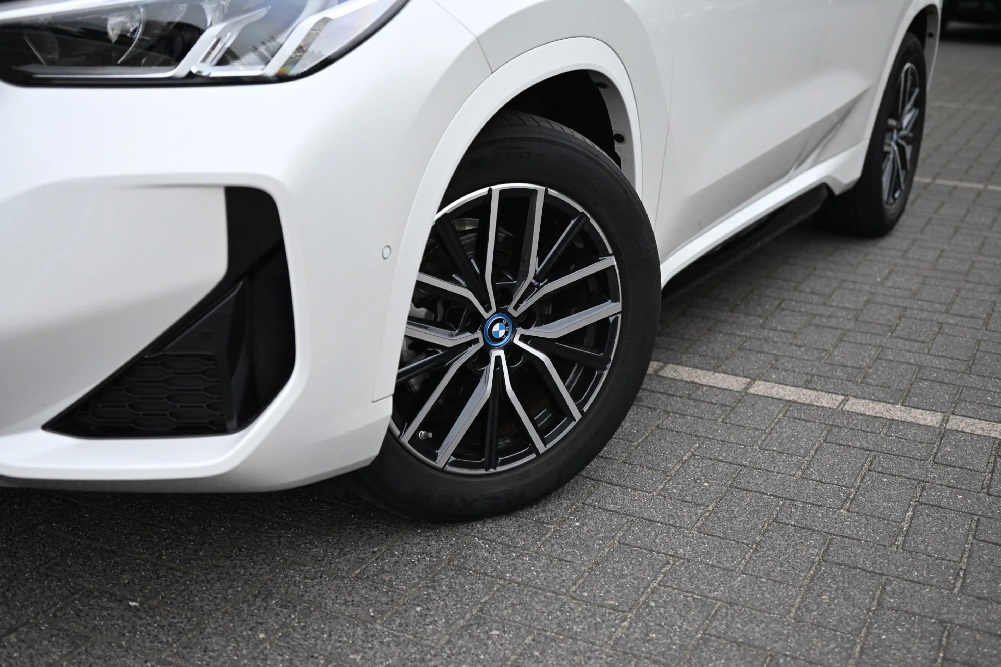 BMW iX1 eDrive20 M Sport / Sportstoelen / Achteruitrijcame — photo 10