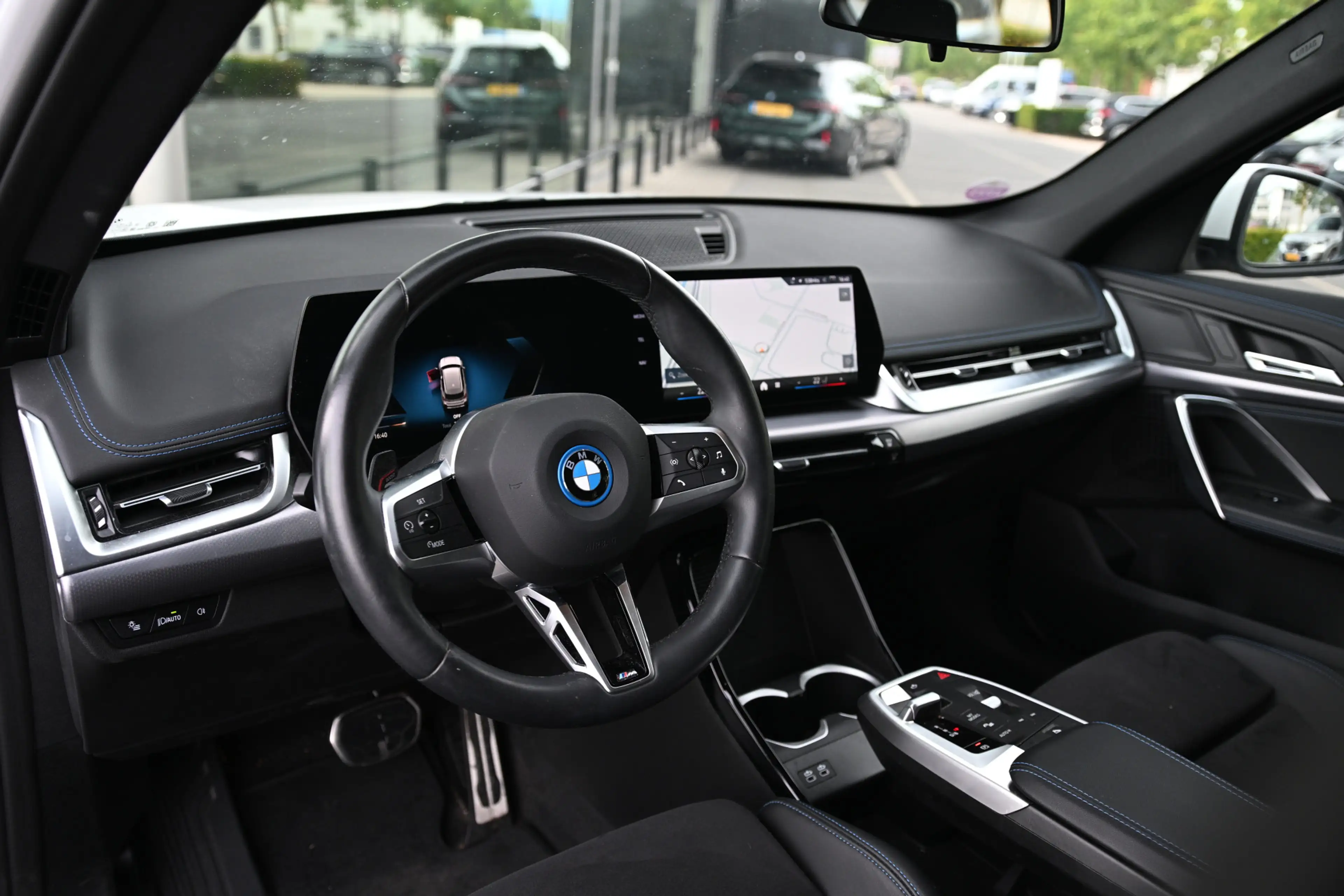 BMW iX1 eDrive20 M Sport / Sportstoelen / Achteruitrijcame — photo 14
