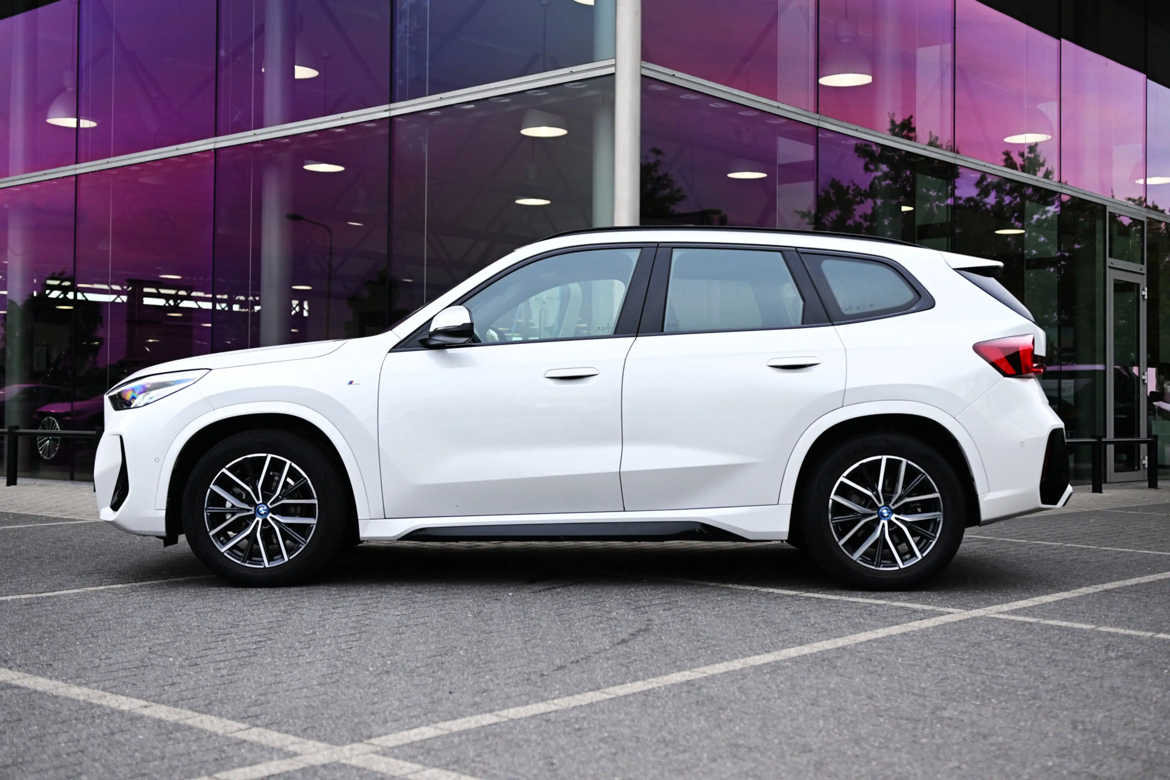 BMW iX1 eDrive20 M Sport / Sportstoelen / Achteruitrijcame — photo 5