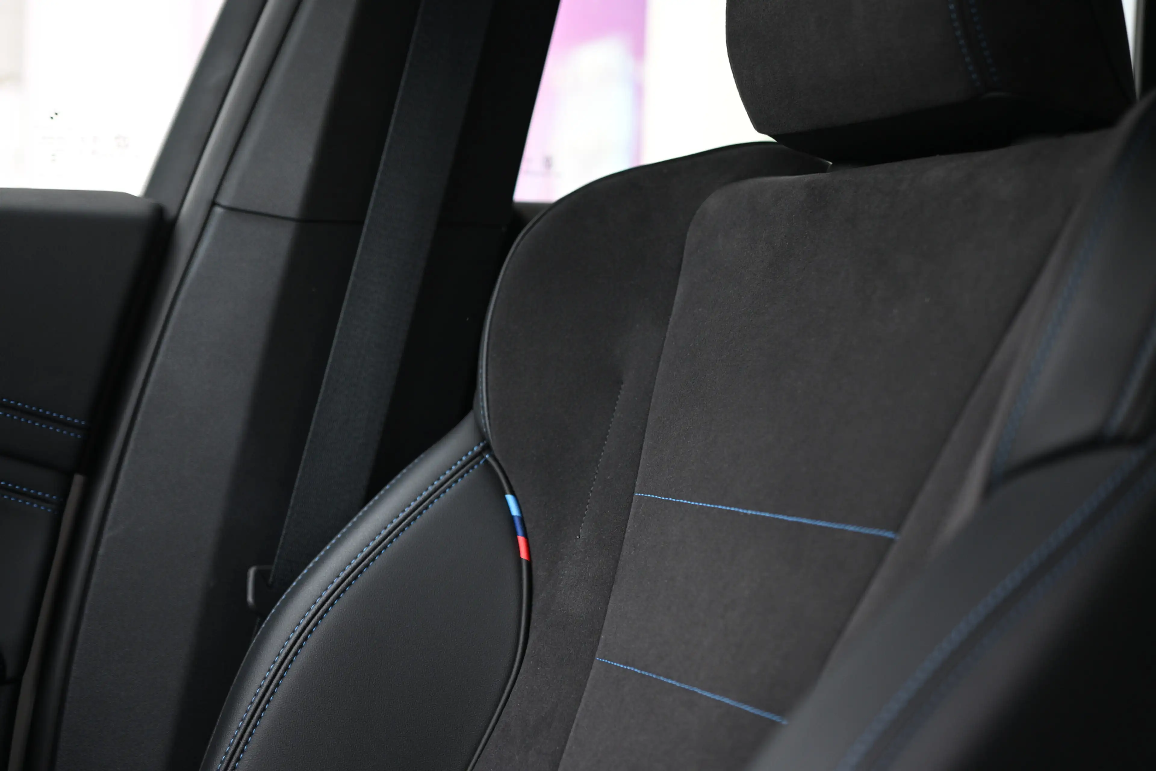 BMW iX1 eDrive20 M Sport / Sportstoelen / Achteruitrijcame — photo 6