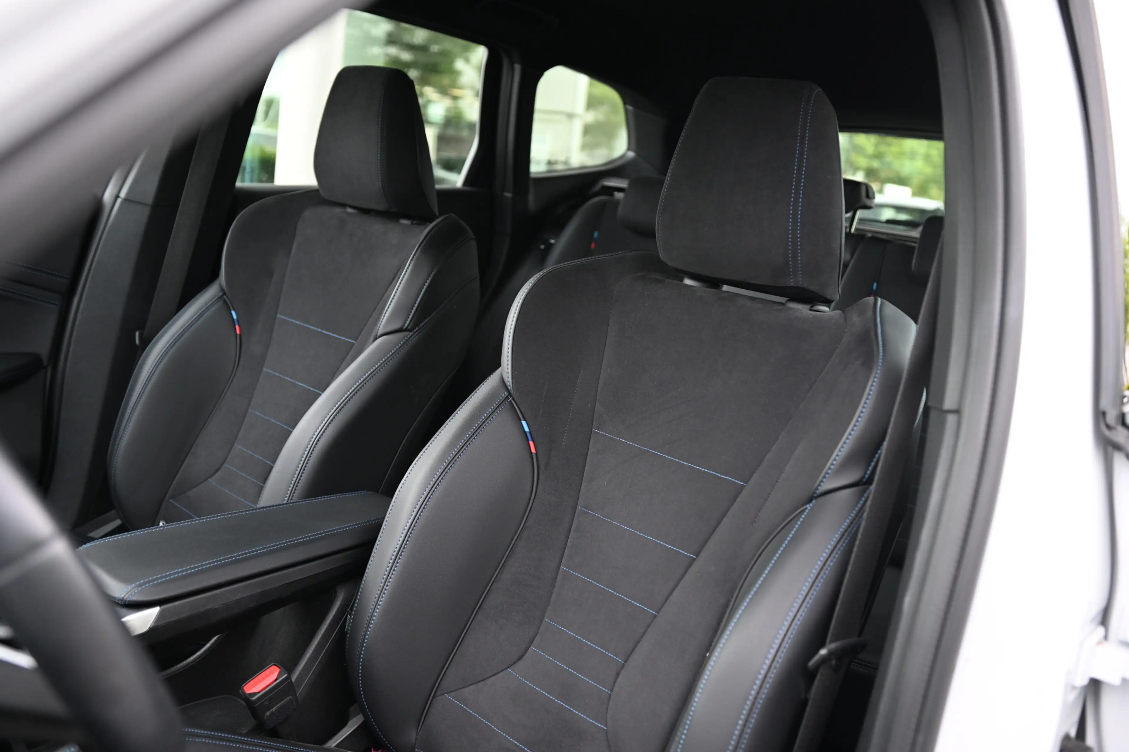 BMW iX1 eDrive20 M Sport / Sportstoelen / Achteruitrijcame — photo 4