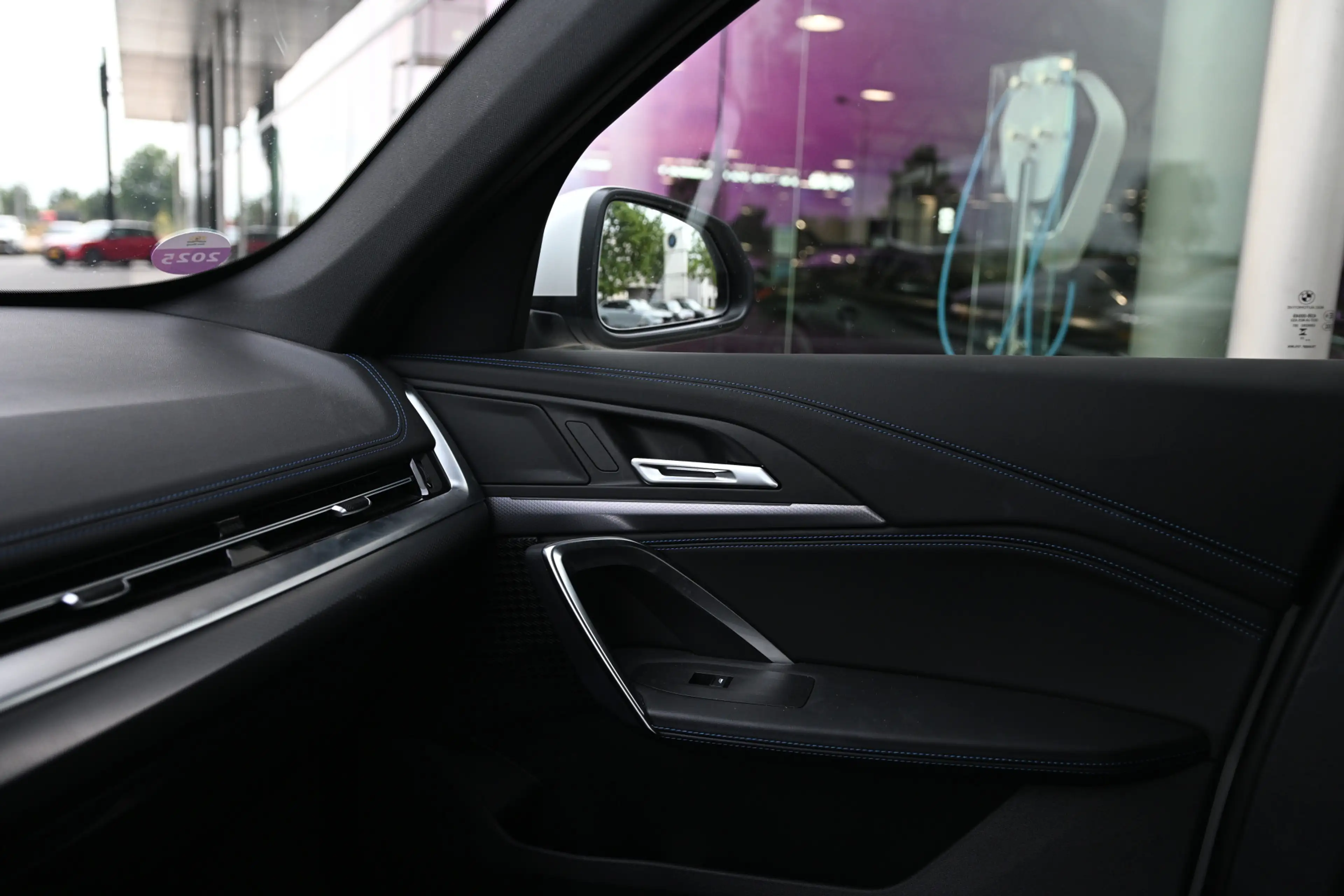 BMW iX1 eDrive20 M Sport / Sportstoelen / Achteruitrijcame — photo 12