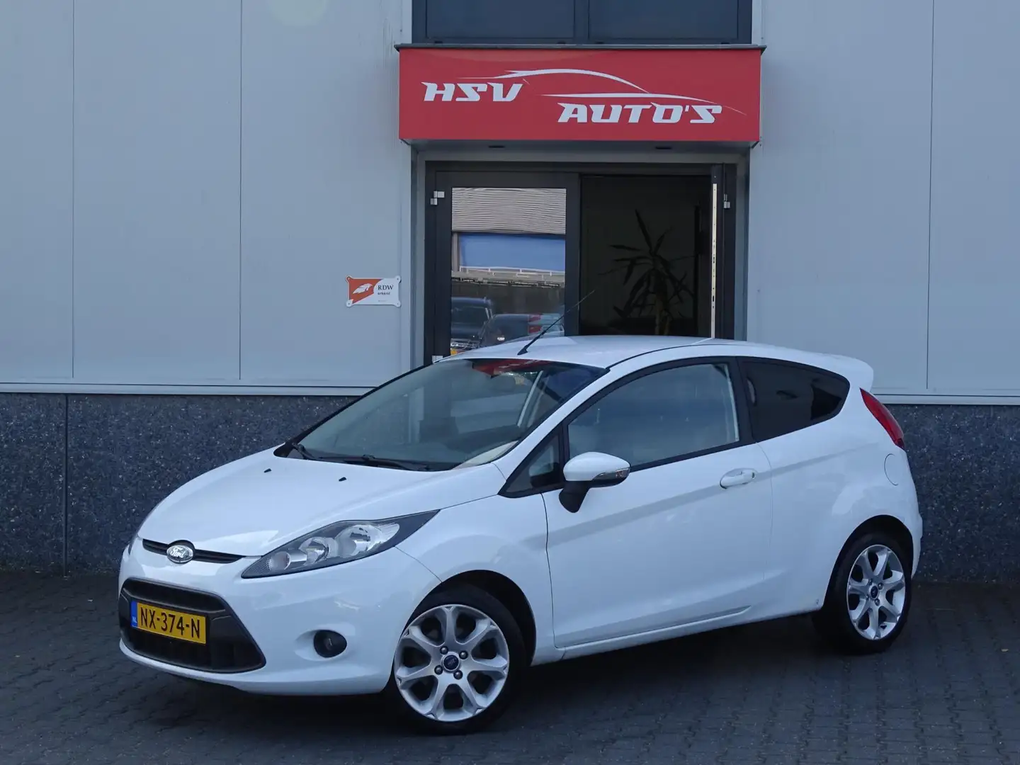 Ford Fiesta 1.25 Titanium airco LEER (apk 06-2025) Wit - 1