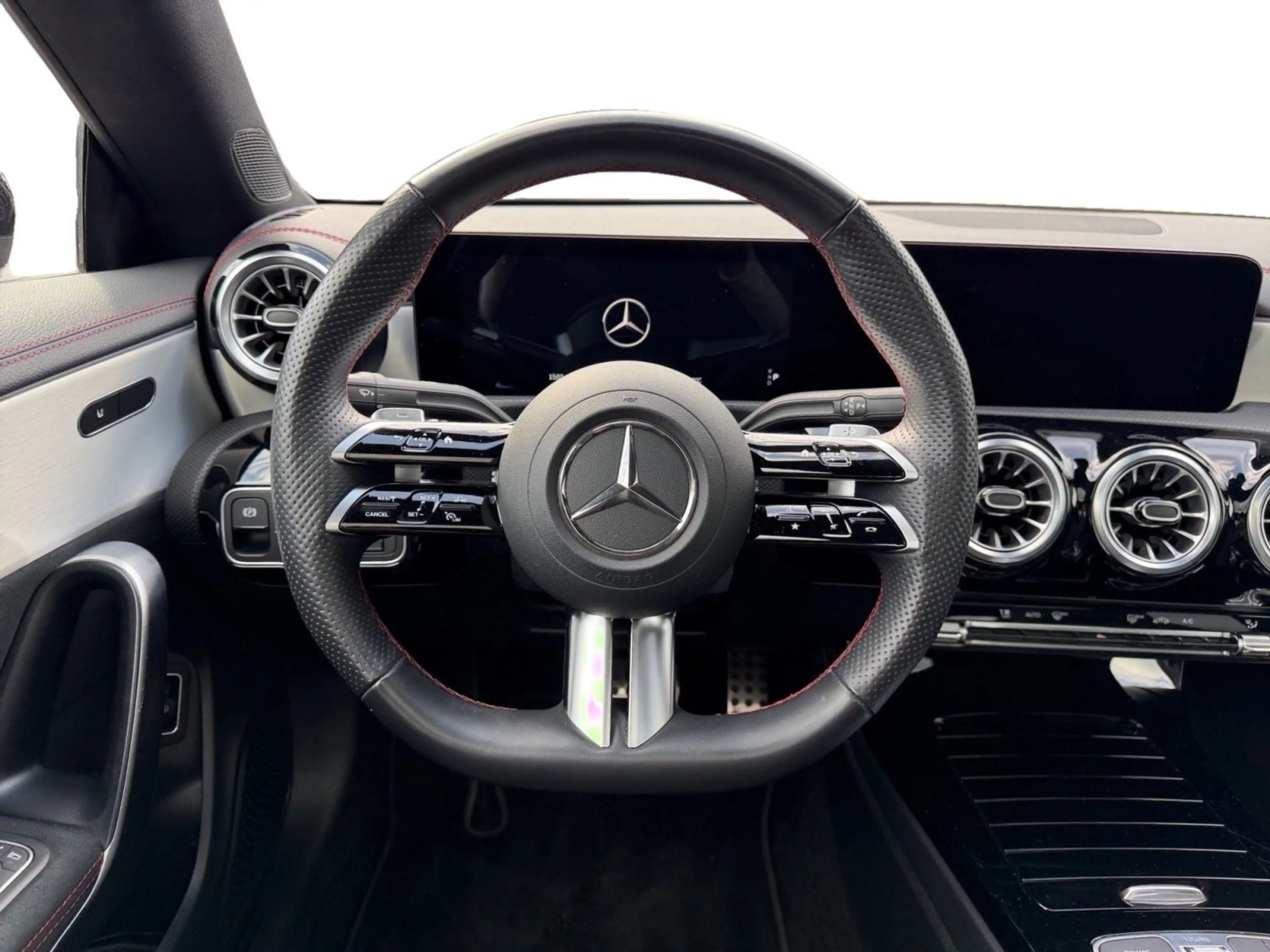 Mercedes-Benz CLA 180 AMG Line Edition Panorama-Schiebe Kamera — photo 13
