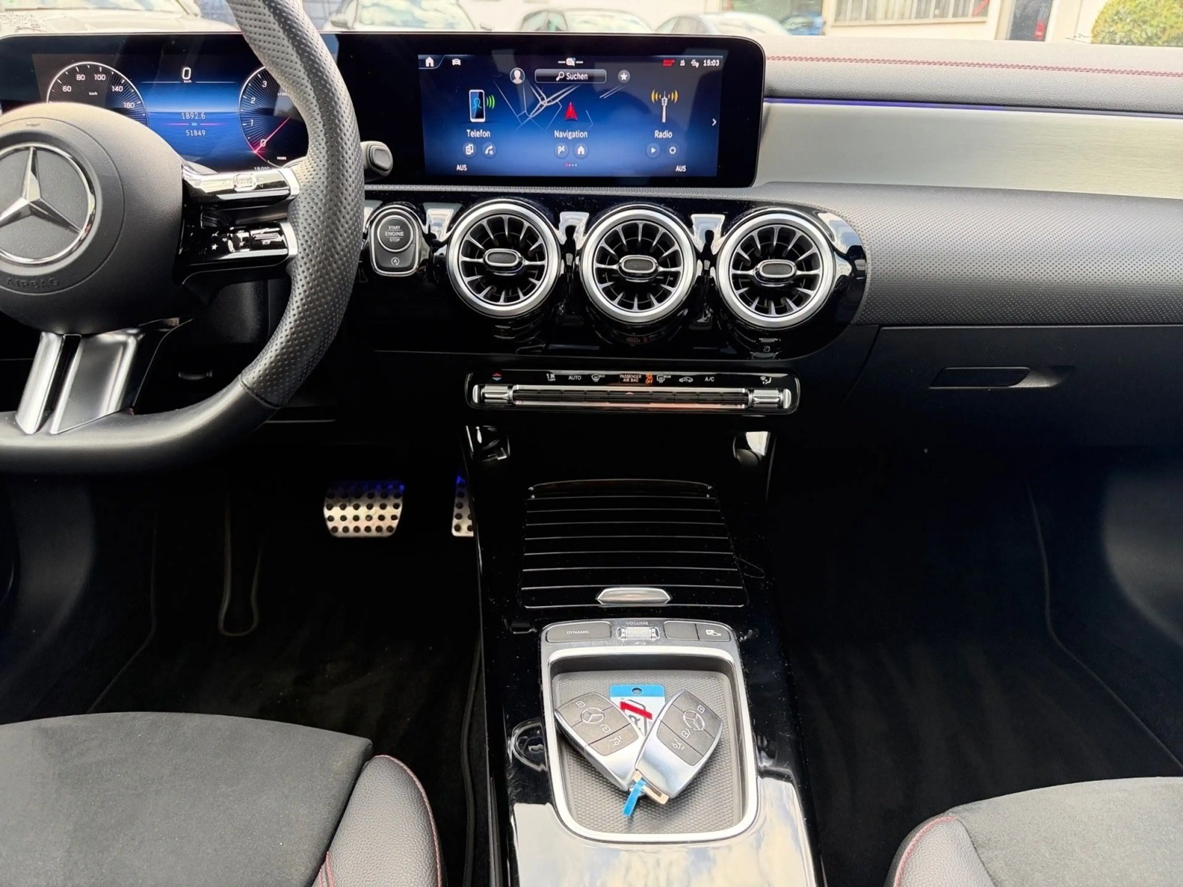 Mercedes-Benz CLA 180 AMG Line Edition Panorama-Schiebe Kamera — photo 15