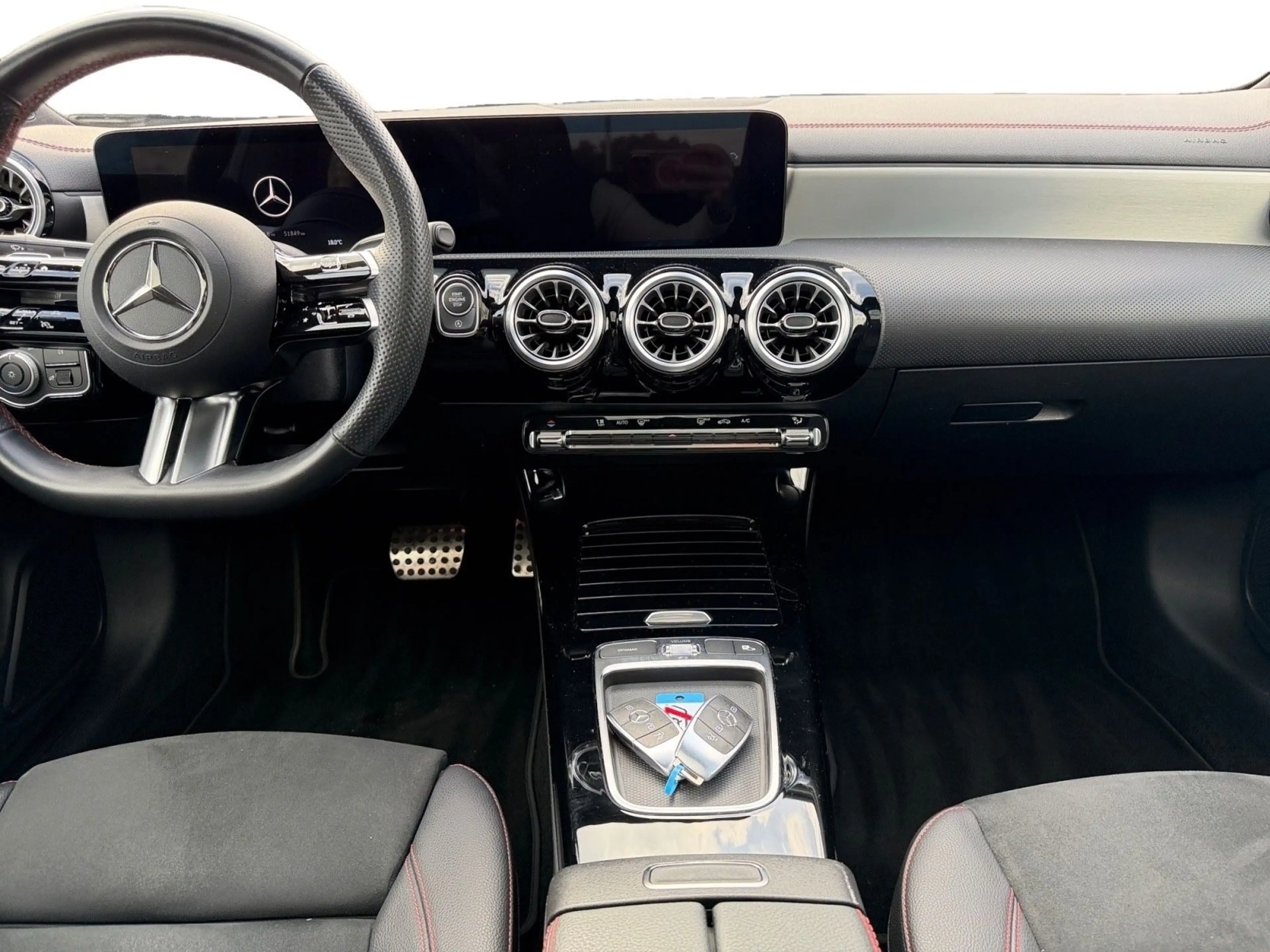 Mercedes-Benz CLA 180 AMG Line Edition Panorama-Schiebe Kamera — photo 12