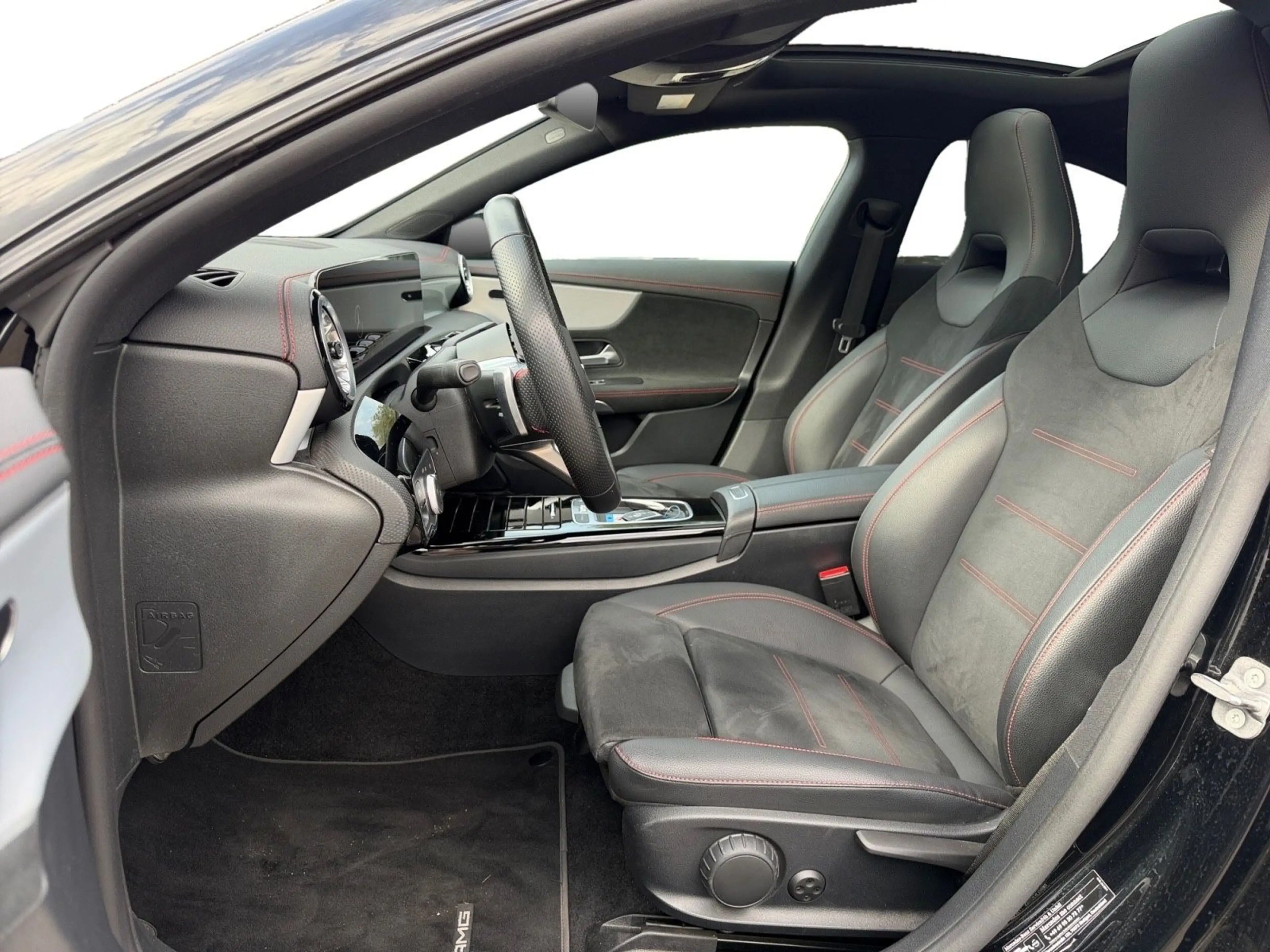 Mercedes-Benz CLA 180 AMG Line Edition Panorama-Schiebe Kamera — photo 10