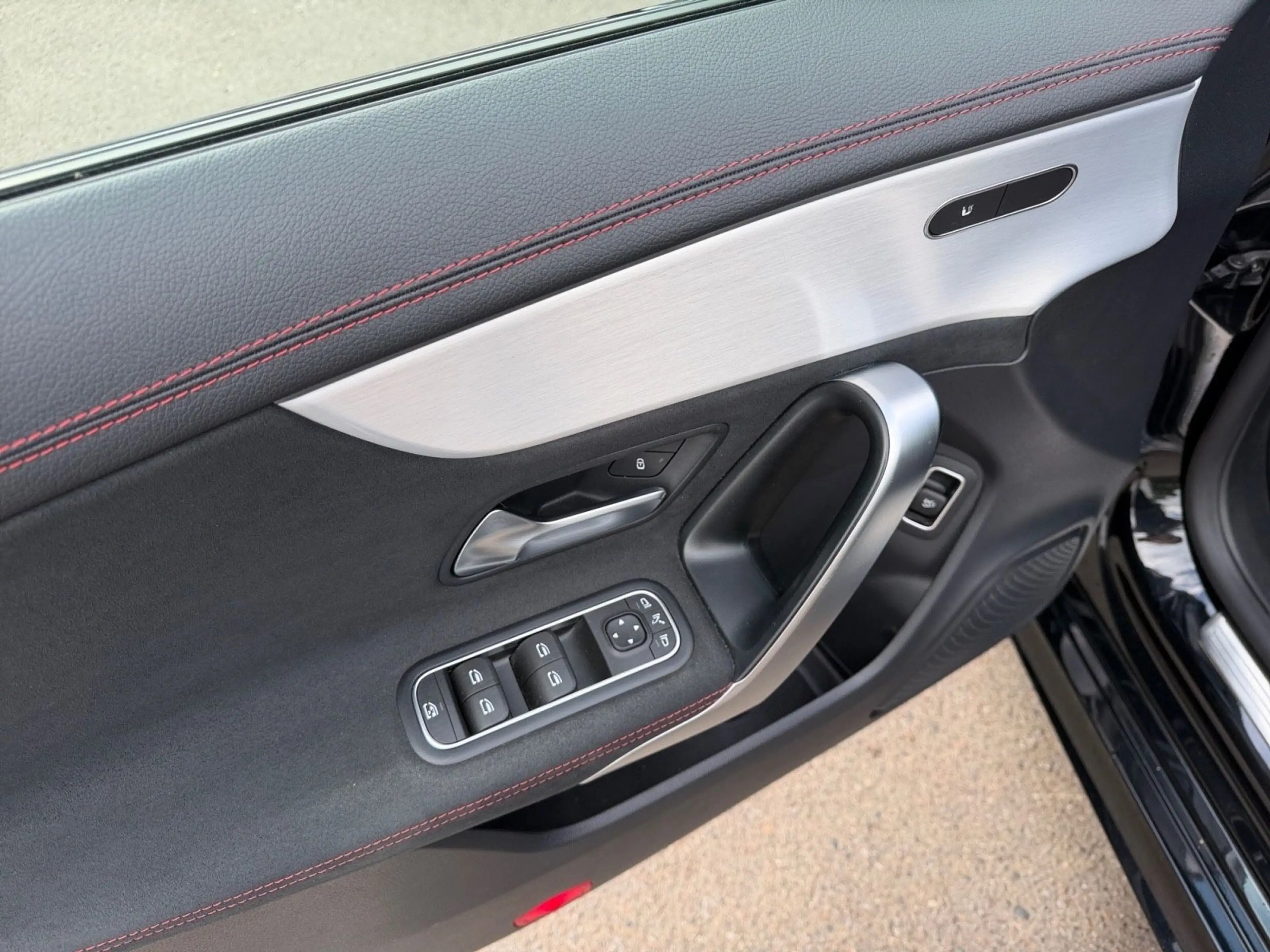 Mercedes-Benz CLA 180 AMG Line Edition Panorama-Schiebe Kamera — photo 11