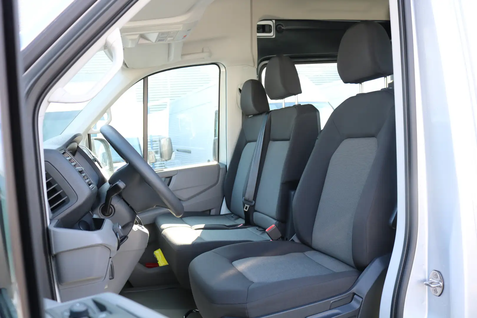Volkswagen Crafter 2.0 TDI 140pk L3 H3 DC Automaat Airco Navigatie Ap Zilver - 2