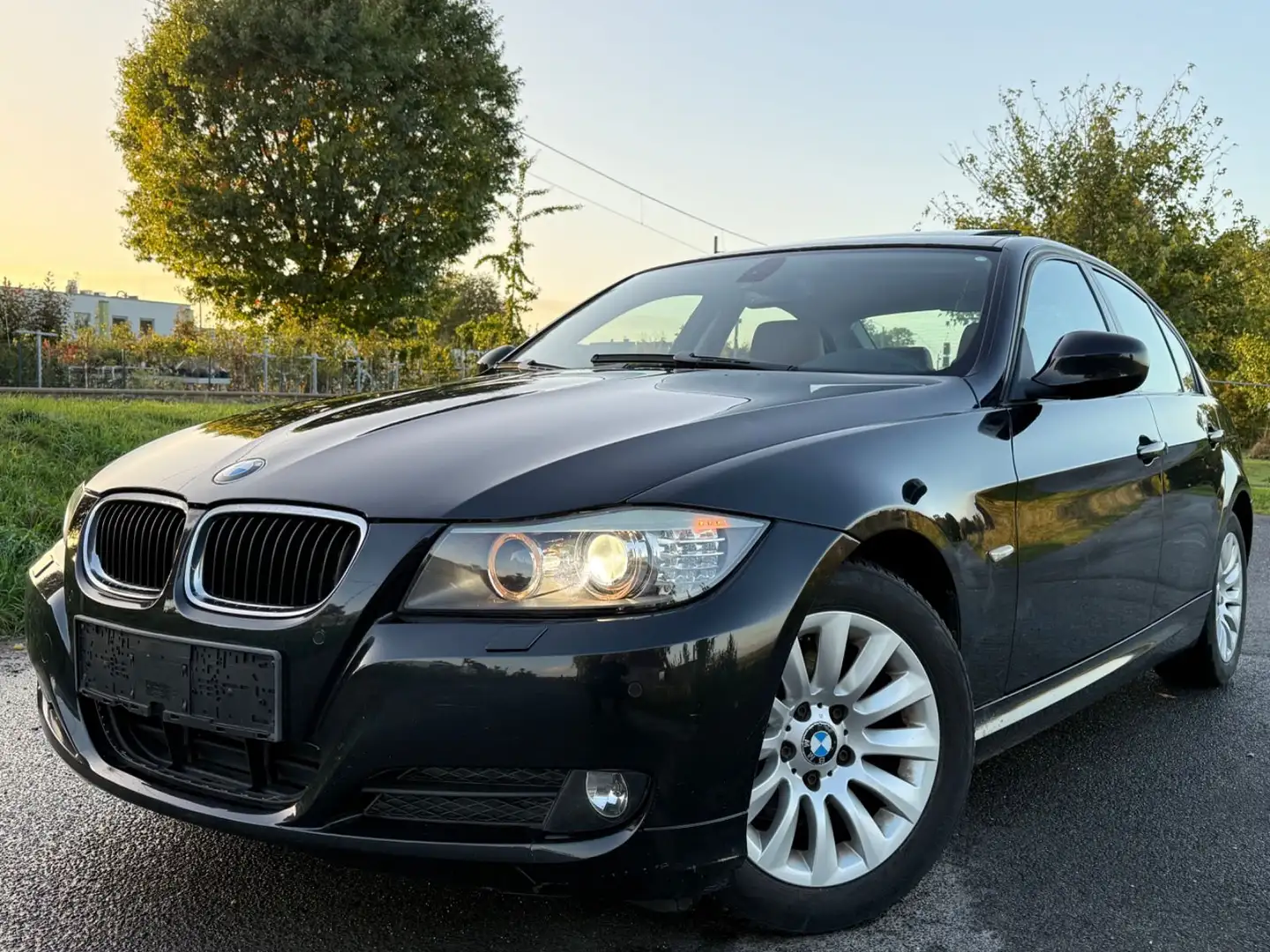 BMW 318 i*Automatik*Xenon*Schiebedach*Prof.Navi*Leder Schwarz - 1