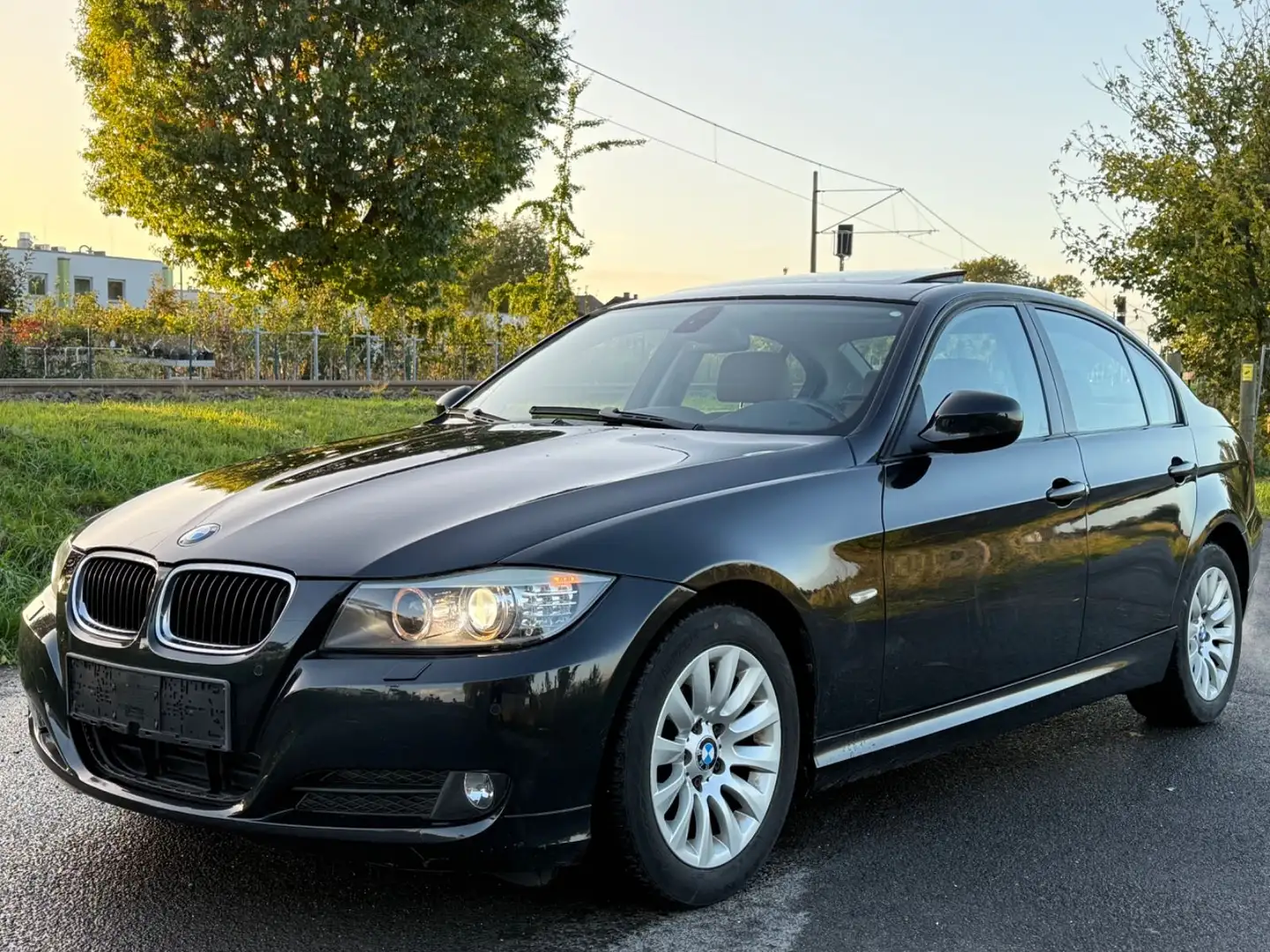 BMW 318 i*Automatik*Xenon*Schiebedach*Prof.Navi*Leder Schwarz - 2