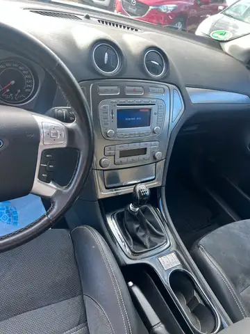 Ford Mondeo view 15